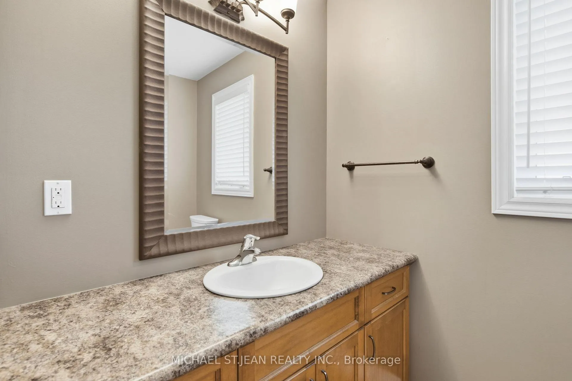 Photo 14 of 29 Lakeview Lane, Haldimand — HOMEH