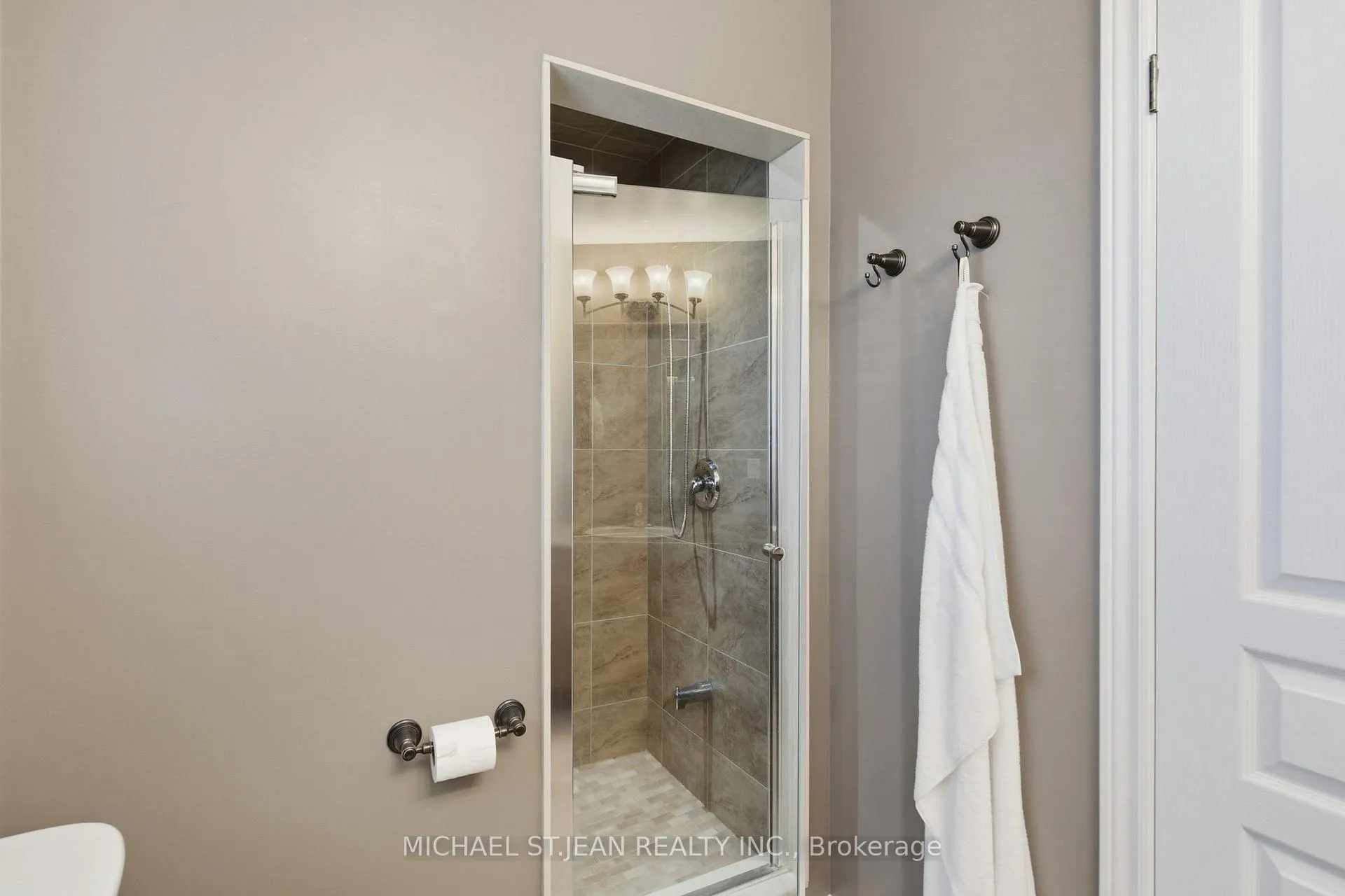Photo 15 of 29 Lakeview Lane, Haldimand — HOMEH