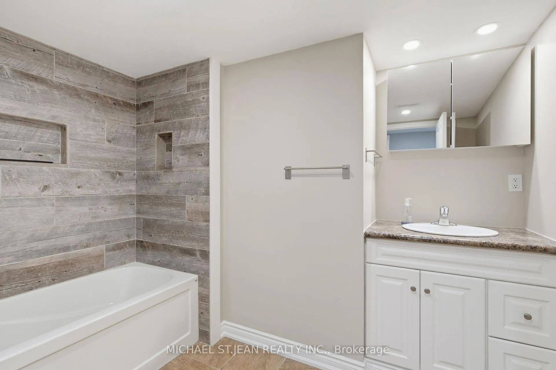 Photo 22 of 29 Lakeview Lane, Haldimand — HOMEH