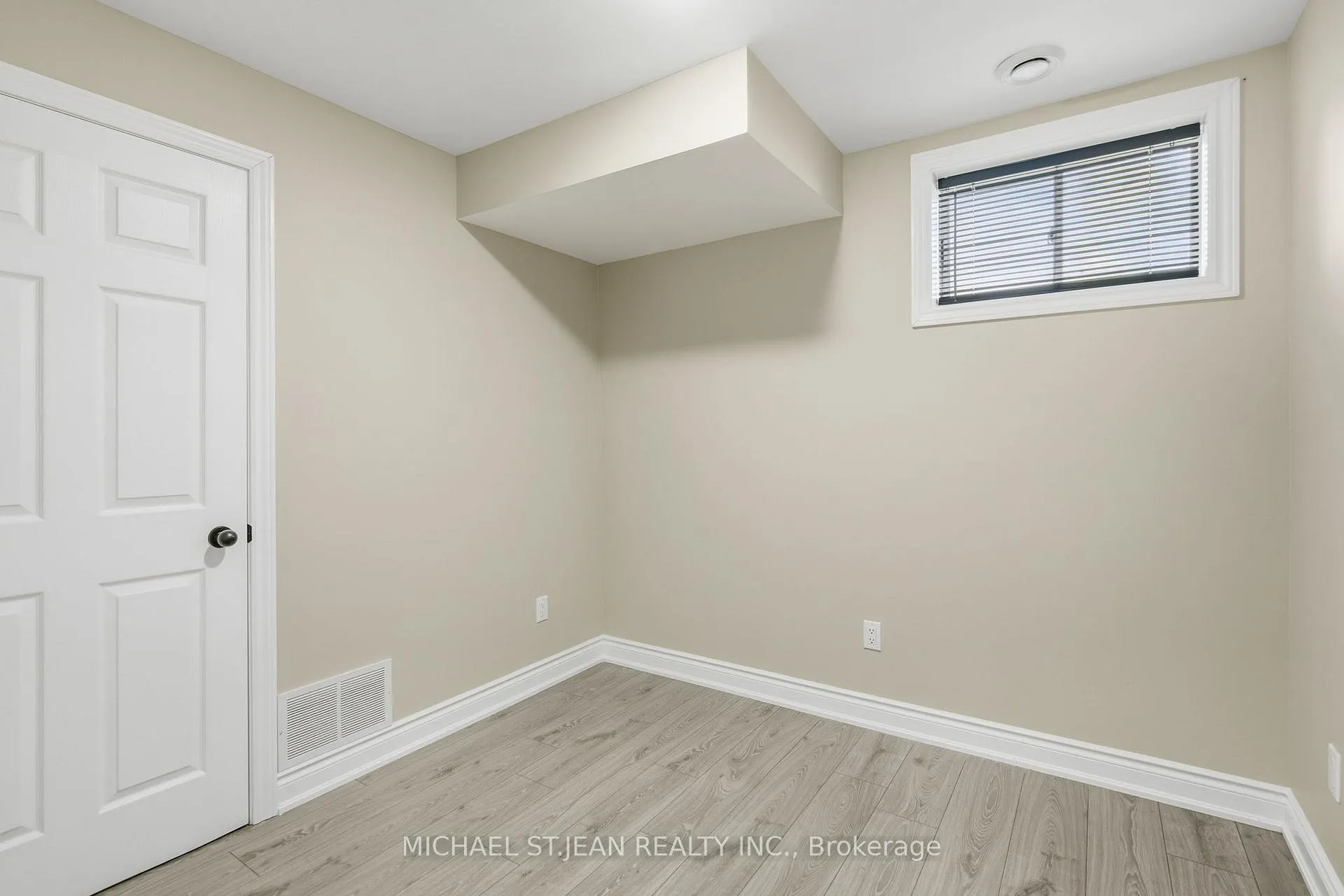Photo 29 of 29 Lakeview Lane, Haldimand — HOMEH