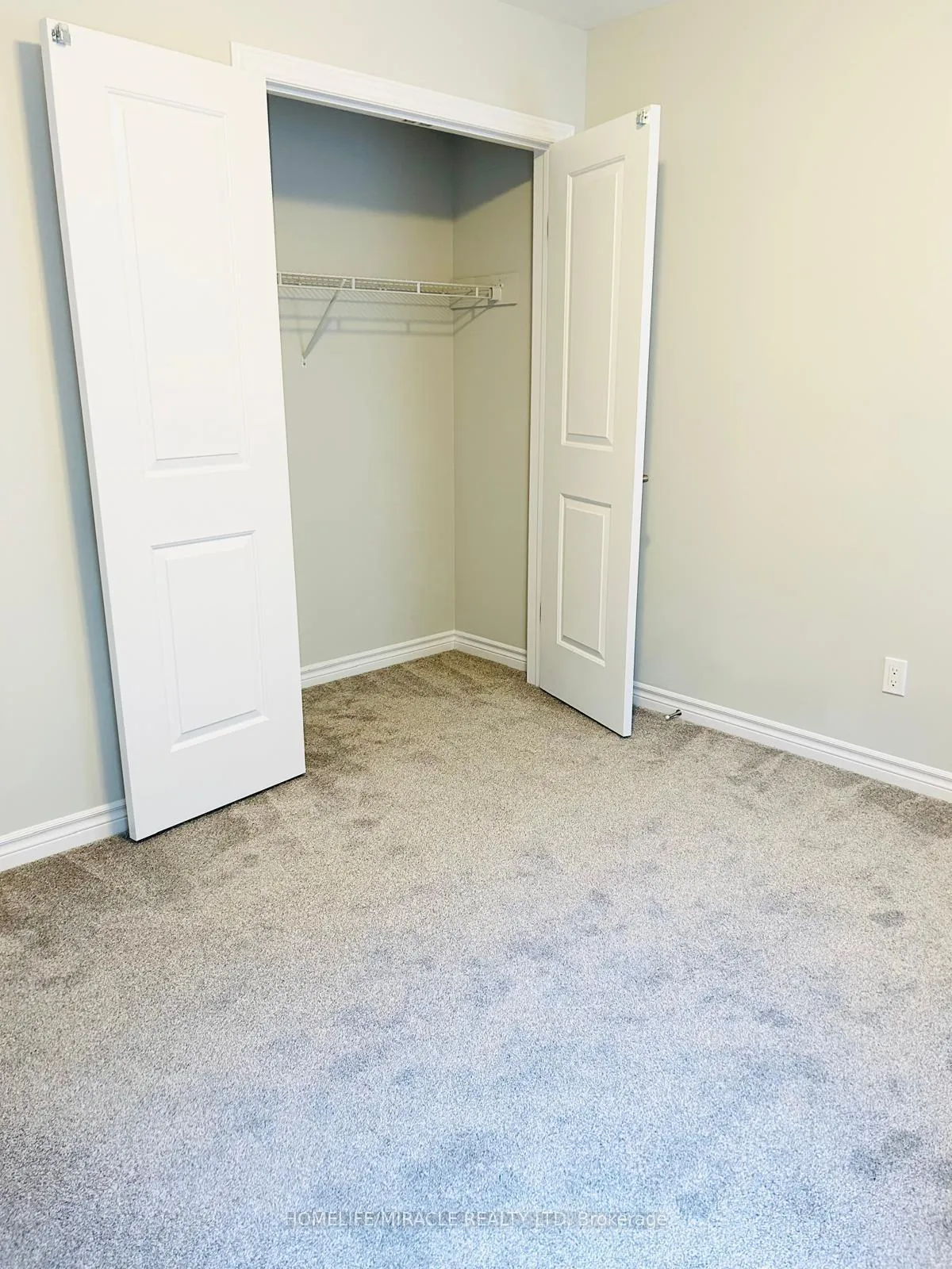 Photo 3 of 22 Pondcliffe Drive, Kitchener — HOMEH