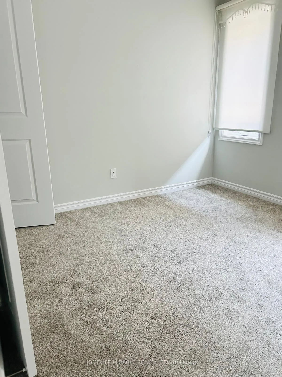 Photo 4 of 22 Pondcliffe Drive, Kitchener — HOMEH