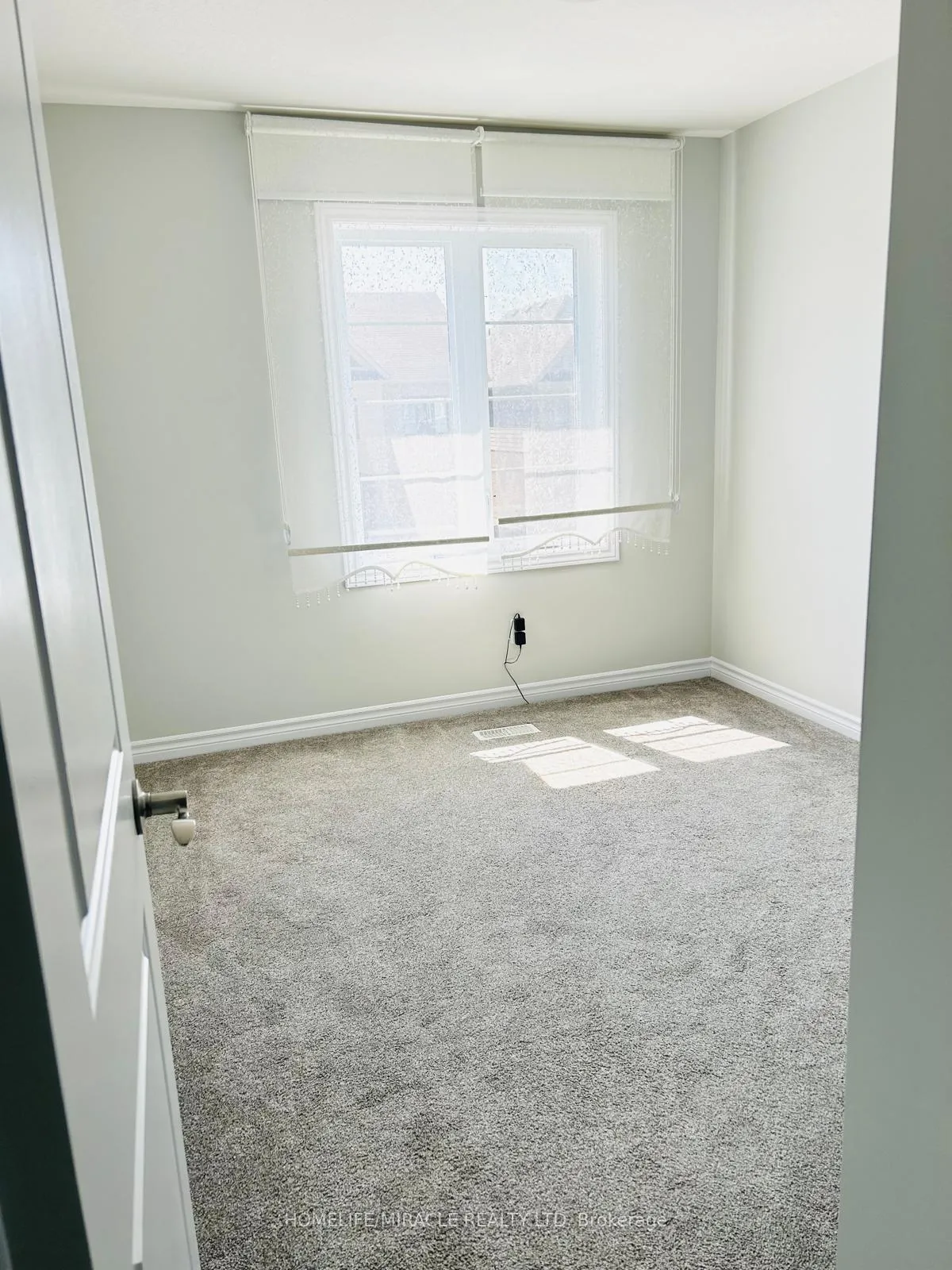 Photo 5 of 22 Pondcliffe Drive, Kitchener — HOMEH
