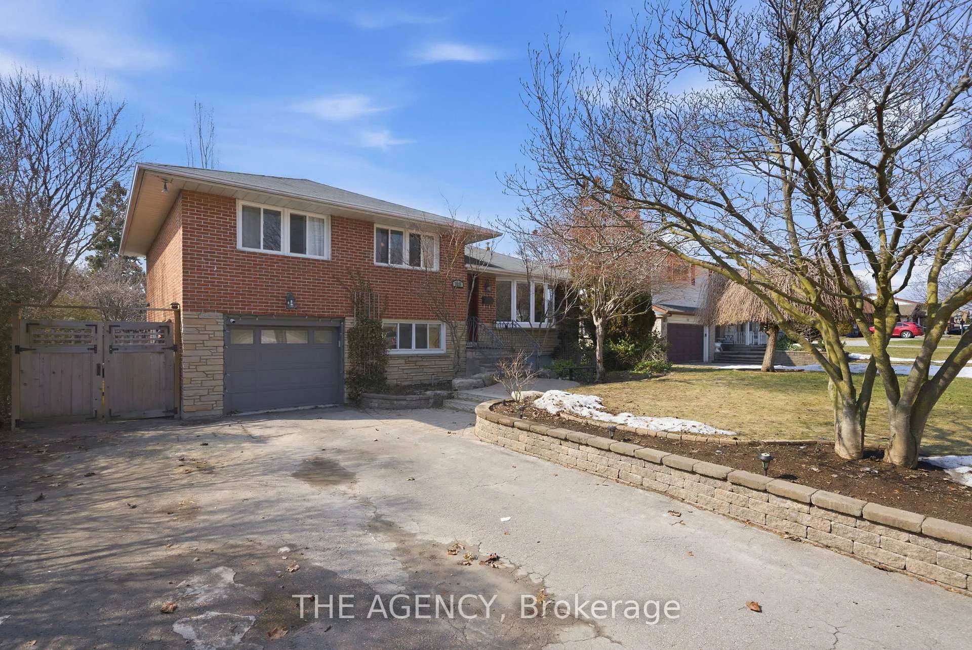 Photo 2 of 118 Applewood Crescent, Whitby, Blue Grass Meadows — HOMEH