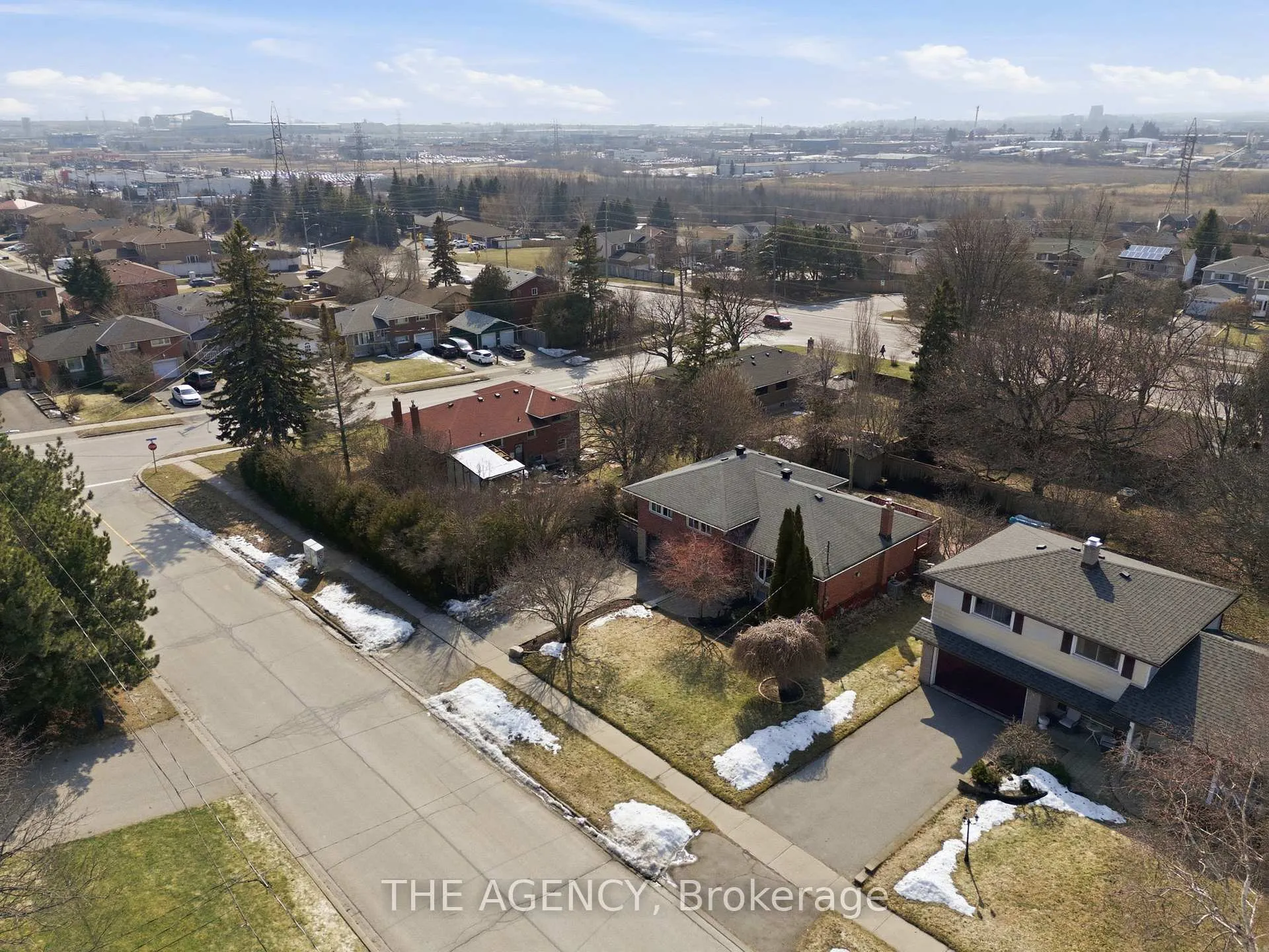 Photo 4 of 118 Applewood Crescent, Whitby, Blue Grass Meadows — HOMEH