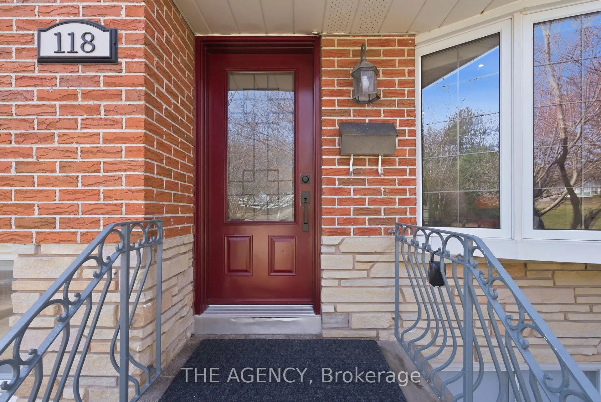 Photo 5 of 118 Applewood Crescent, Whitby, Blue Grass Meadows — HOMEH