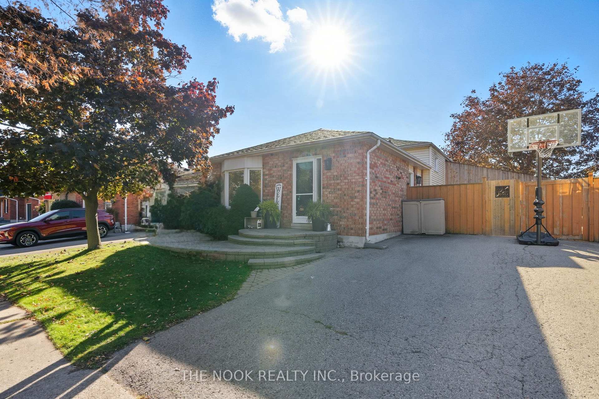 Photo 2 of 90 Centerfield Drive, Clarington, Courtice — HOMEH