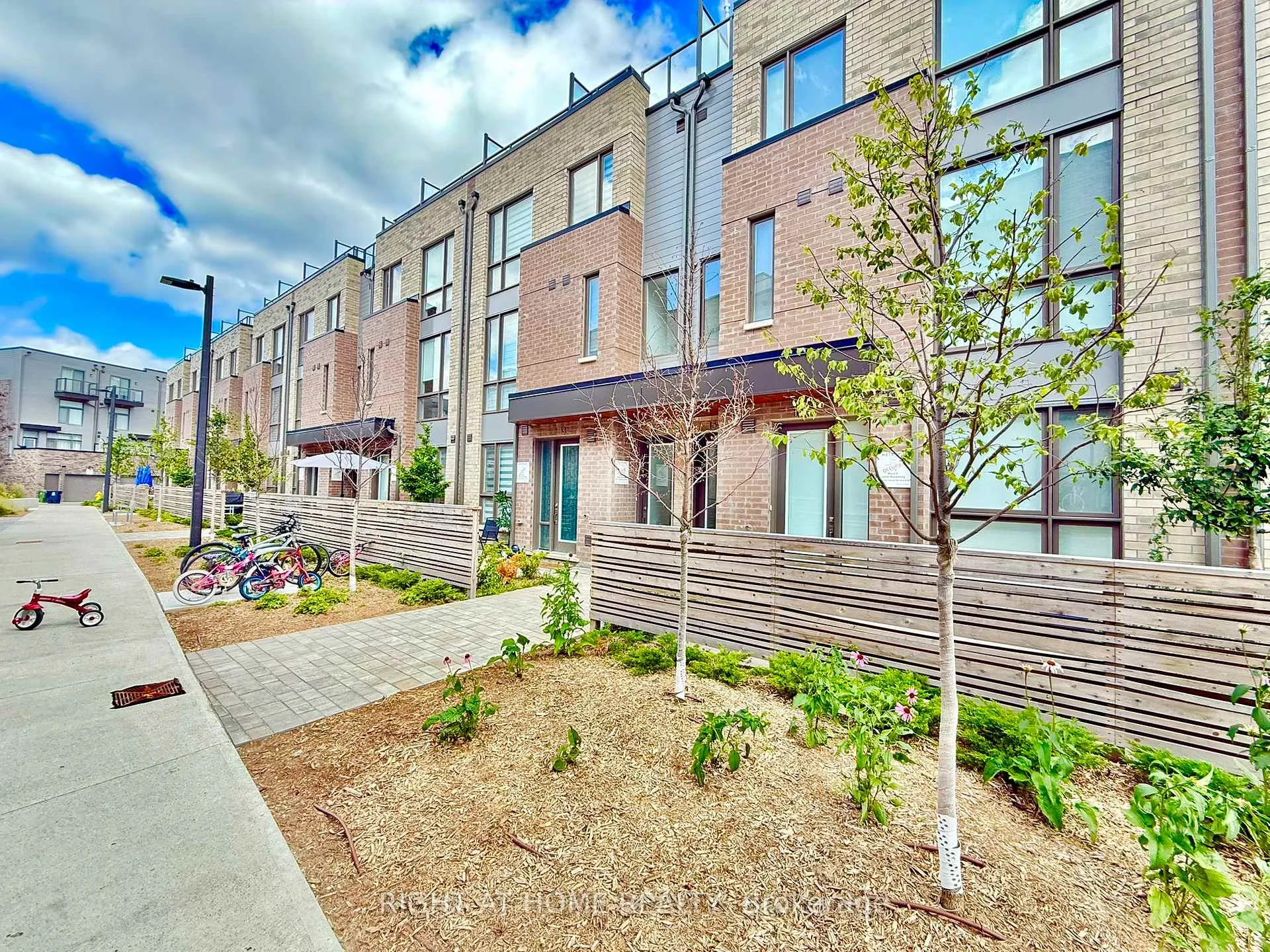 Photo 3 of Unit 14, 88 Turtle Island Road, Toronto, Englemount-Lawrence — HOMEH