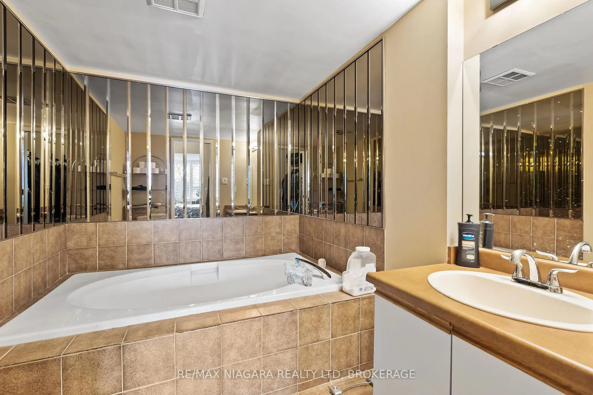Photo 14 of Unit B5, 7 Gale Crescent, St. Catharines, Old Glenridge — HOMEH