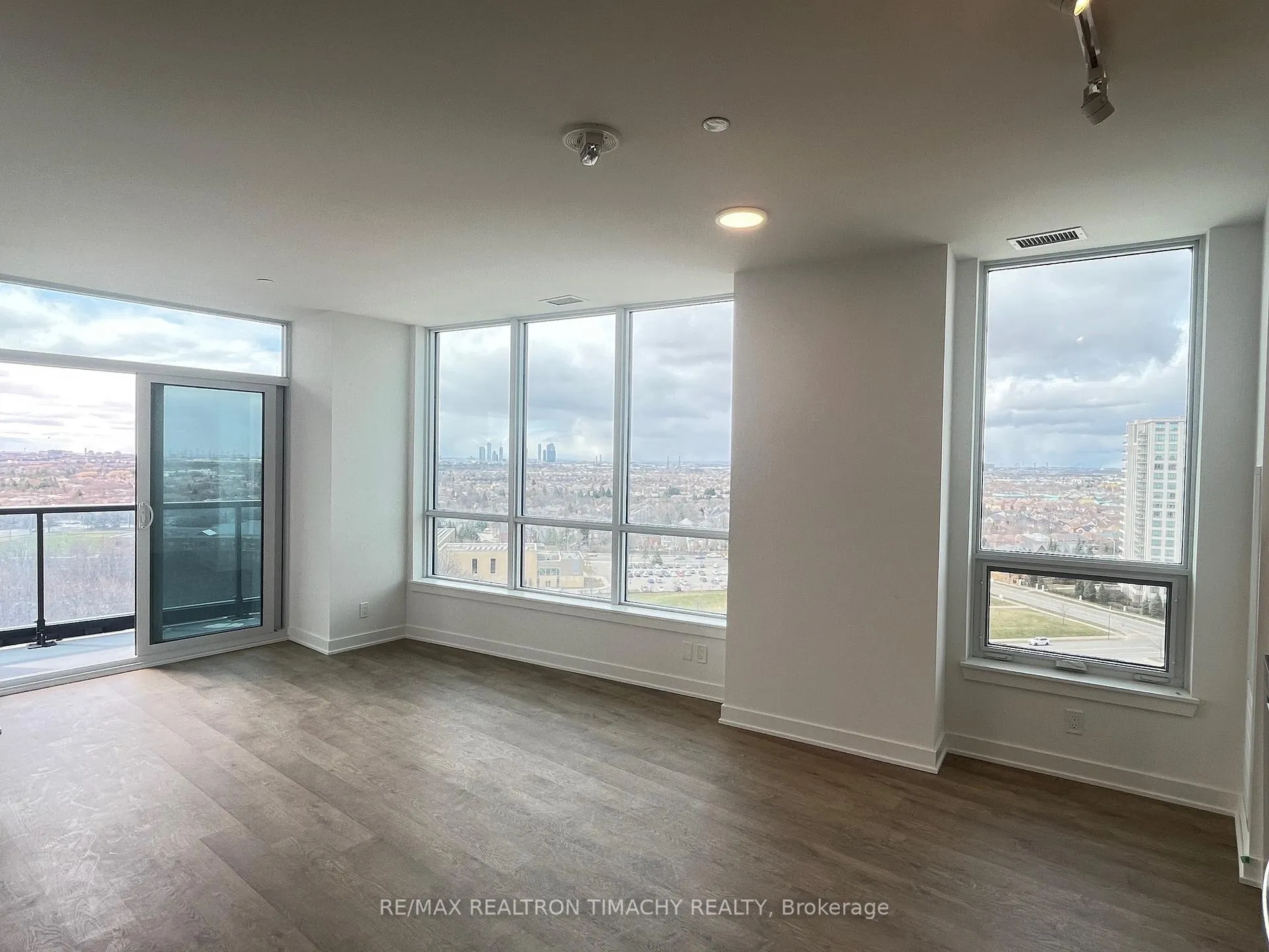Photo 11 of Unit 1205, 30 Upper Mall Way, Vaughan, Brownridge — HOMEH