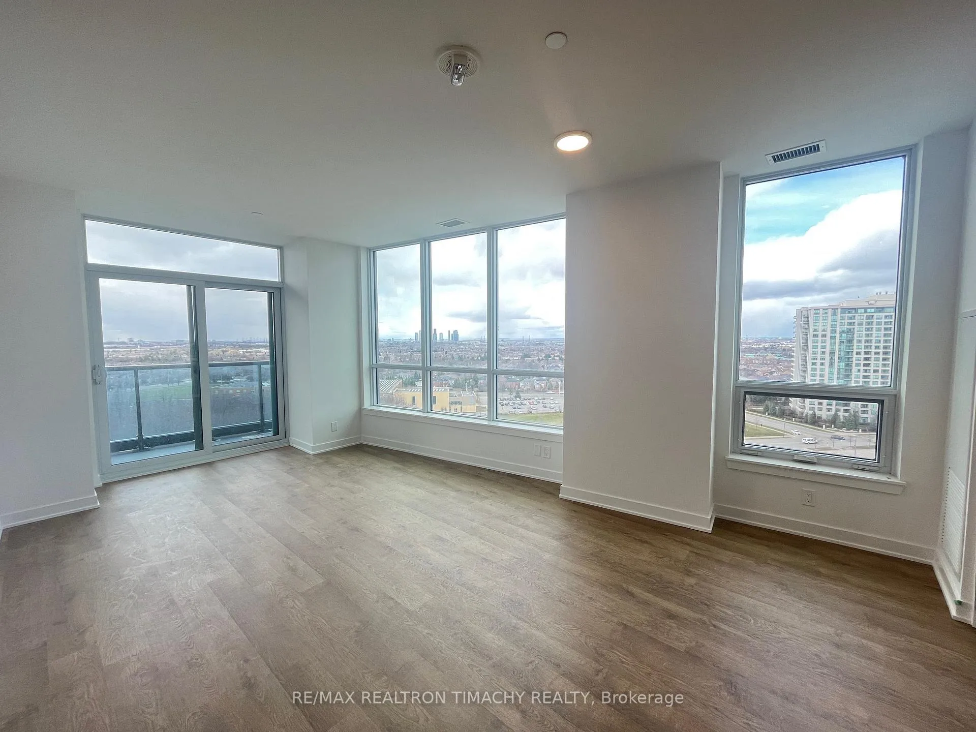 Photo 13 of Unit 1205, 30 Upper Mall Way, Vaughan, Brownridge — HOMEH