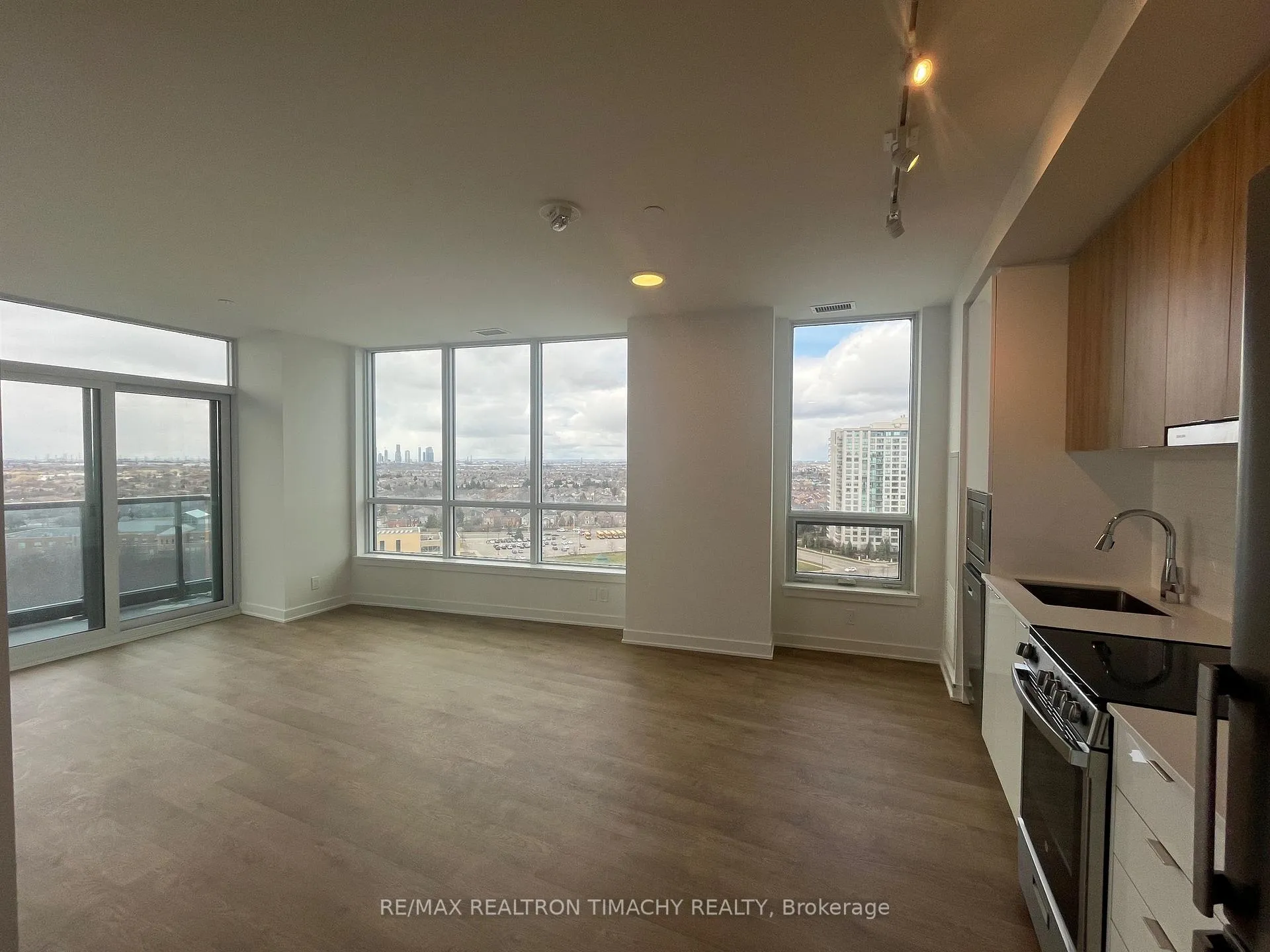Photo 14 of Unit 1205, 30 Upper Mall Way, Vaughan, Brownridge — HOMEH