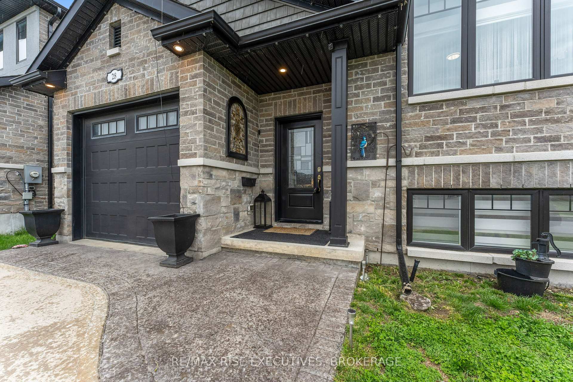 Photo 2 of 28 Walnut Crescent, Belleville, Thurlow Ward — HOMEH