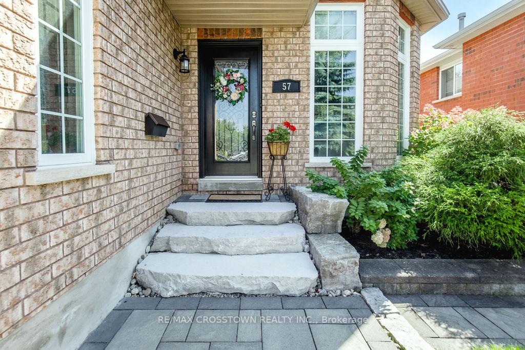 Photo 9 of 57 Forest Dale Drive, Barrie, Little Lake — HOMEH