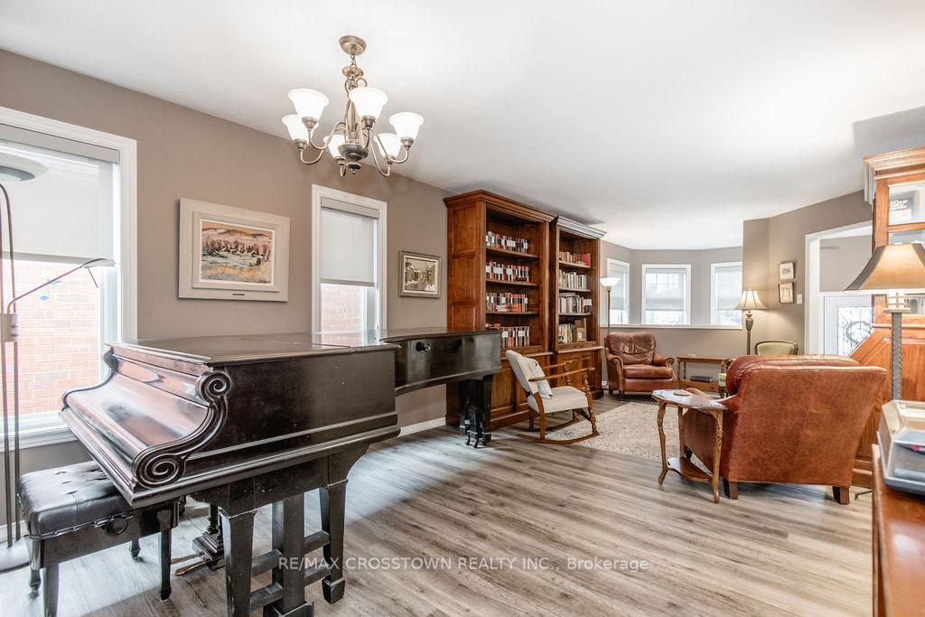 Photo 13 of 57 Forest Dale Drive, Barrie, Little Lake — HOMEH
