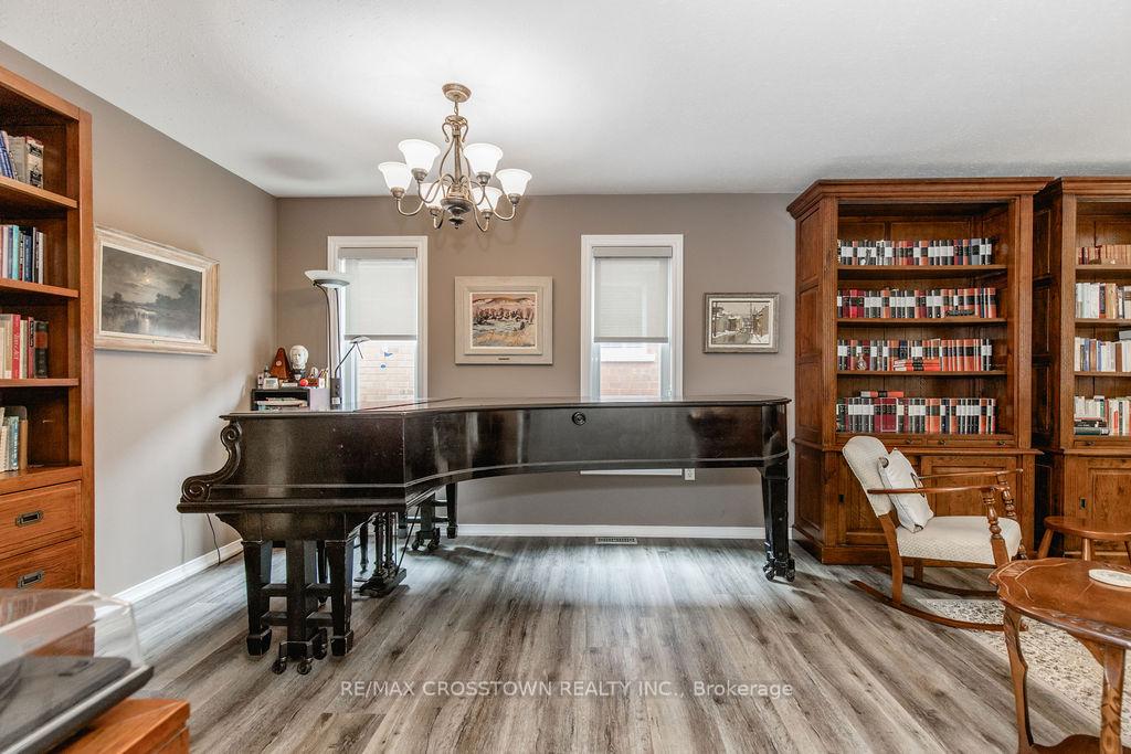 Photo 14 of 57 Forest Dale Drive, Barrie, Little Lake — HOMEH