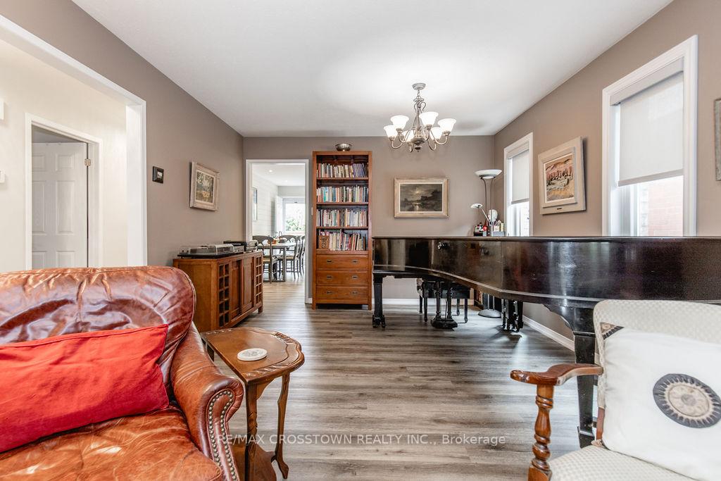 Photo 15 of 57 Forest Dale Drive, Barrie, Little Lake — HOMEH