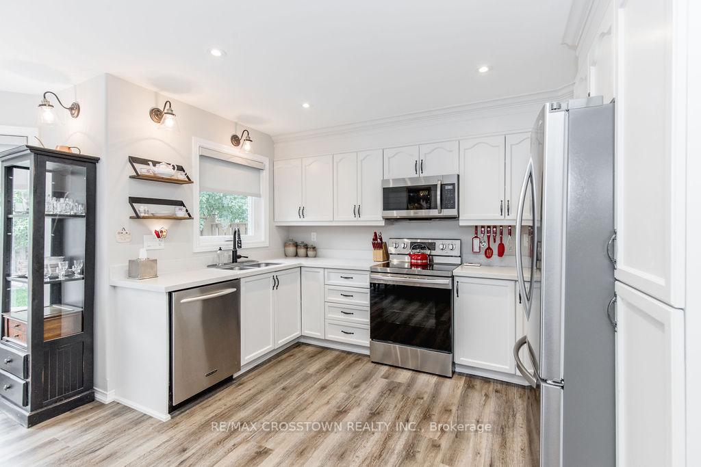 Photo 17 of 57 Forest Dale Drive, Barrie, Little Lake — HOMEH