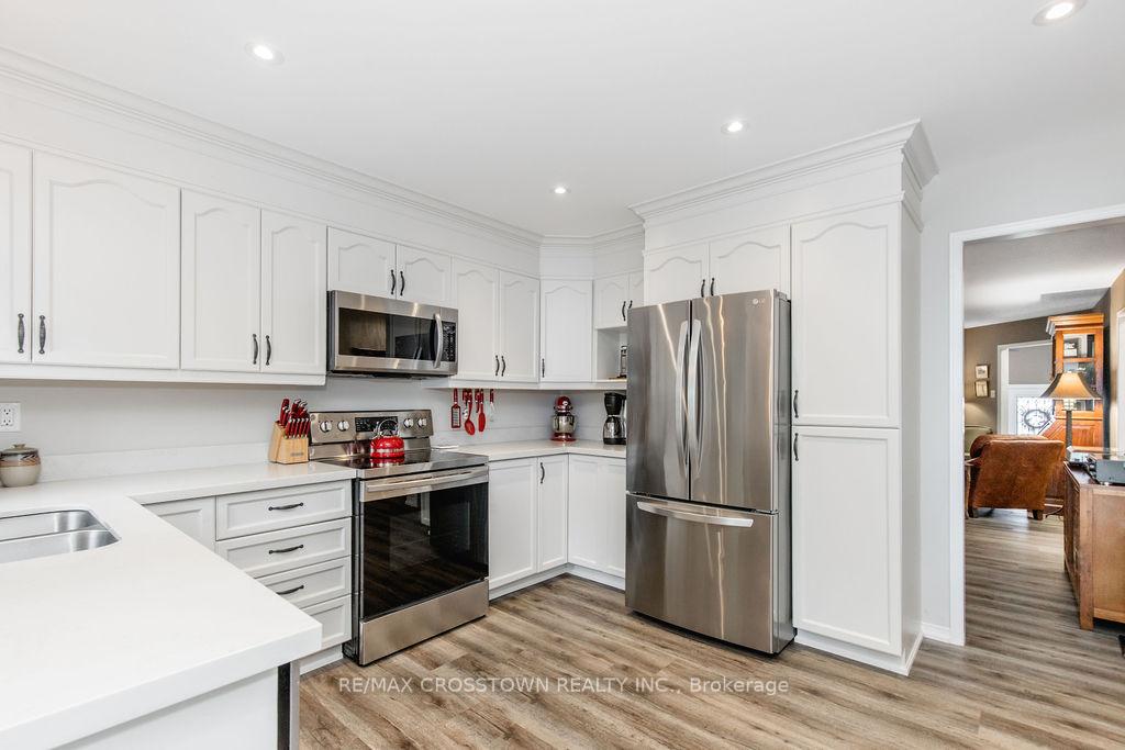 Photo 19 of 57 Forest Dale Drive, Barrie, Little Lake — HOMEH