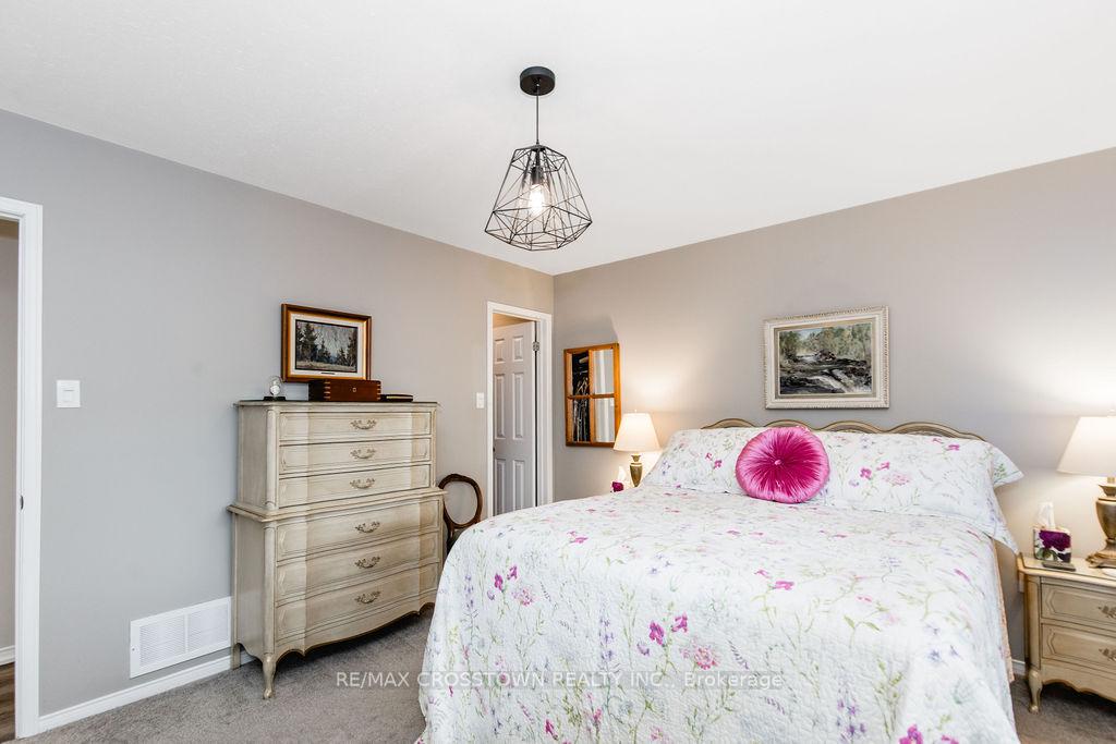Photo 24 of 57 Forest Dale Drive, Barrie, Little Lake — HOMEH