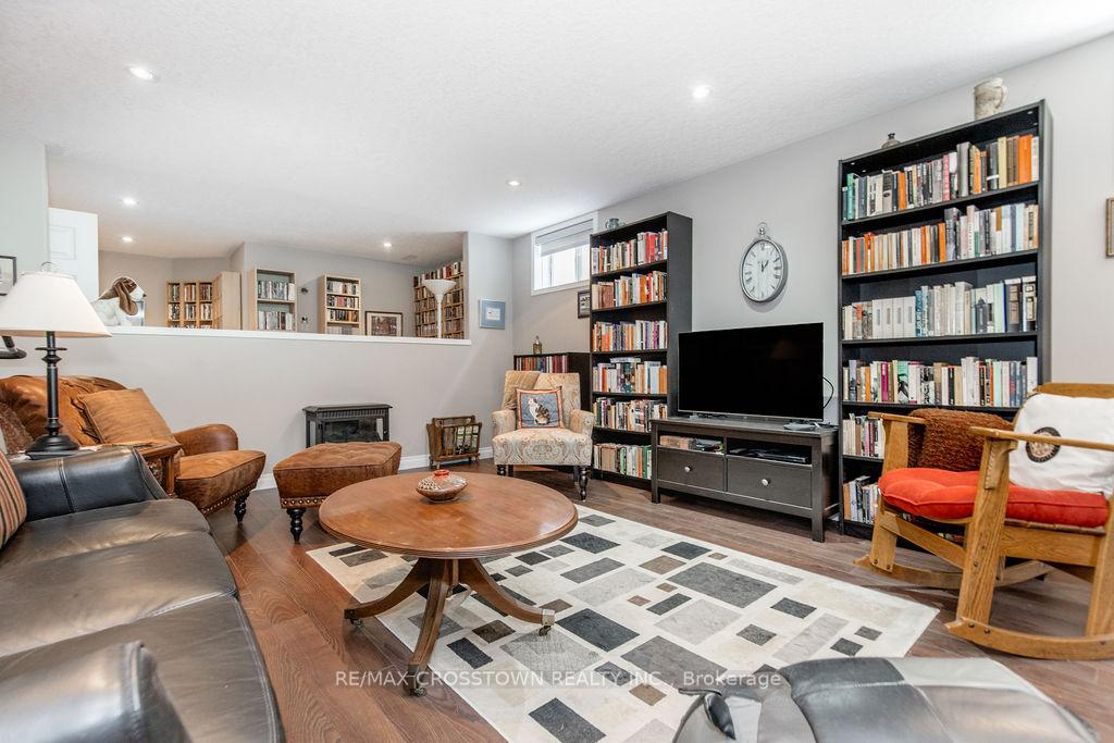 Photo 36 of 57 Forest Dale Drive, Barrie, Little Lake — HOMEH
