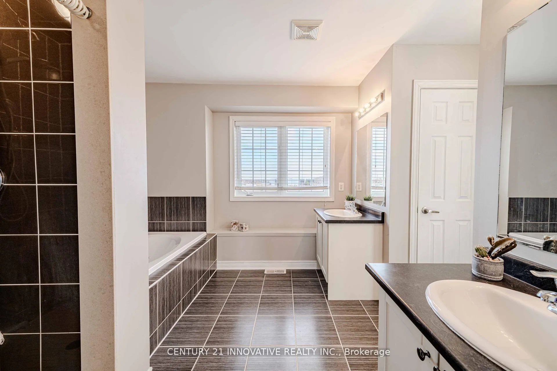 Photo 23 of 61 Cooperage Lane, Ajax, Central — HOMEH