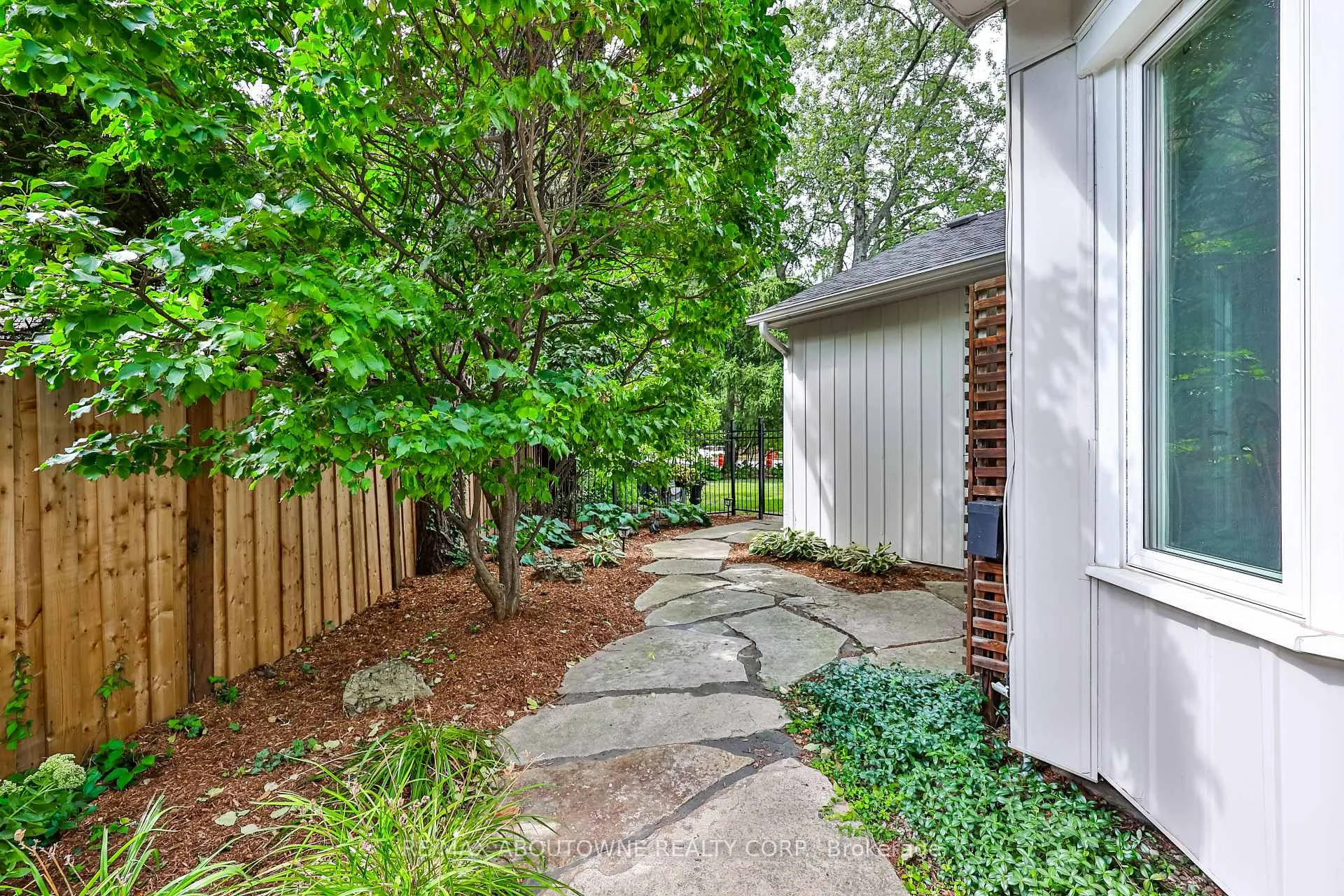 Photo 15 of 206 Rossmore Boulevard, Burlington, Roseland — HOMEH