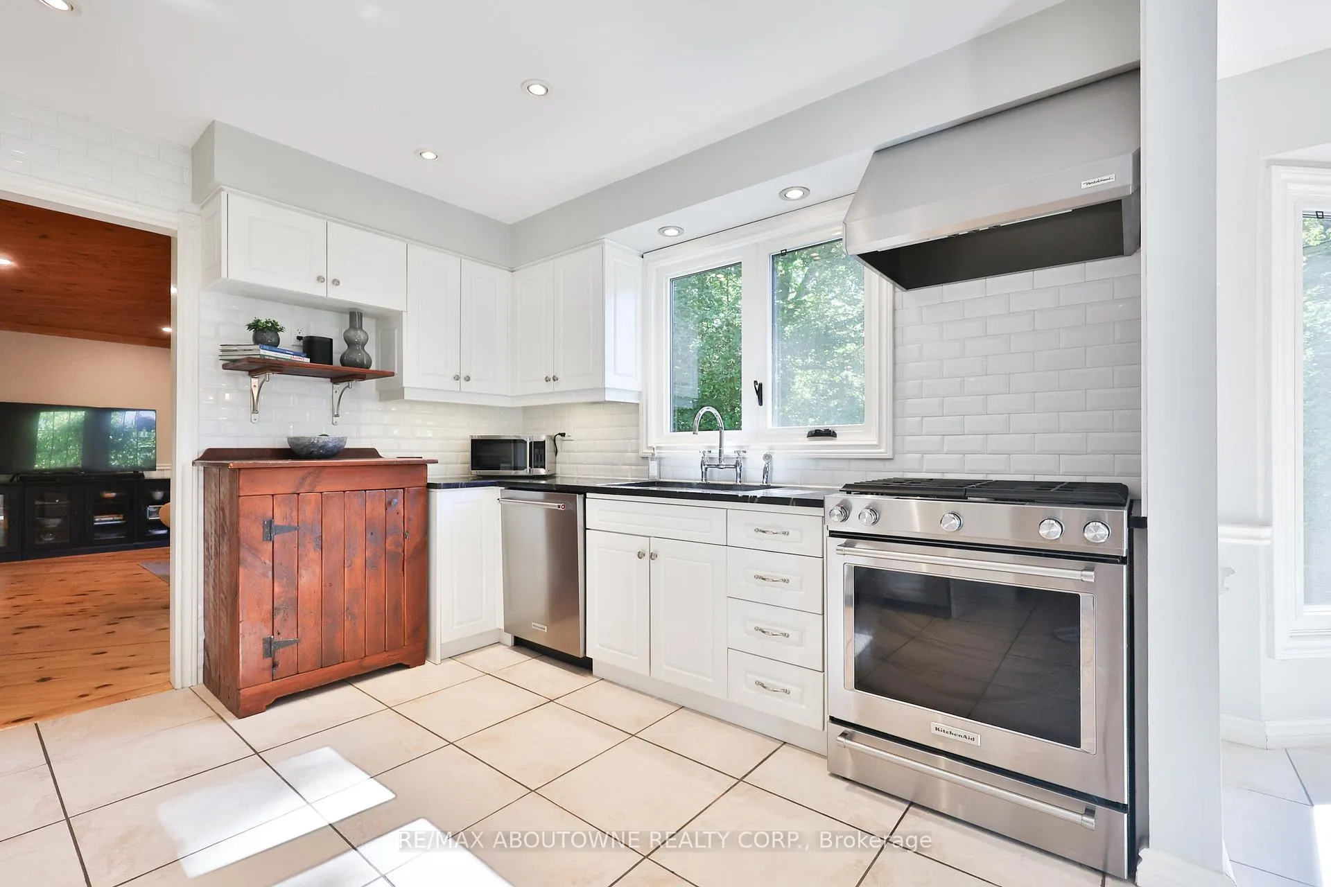 Photo 26 of 206 Rossmore Boulevard, Burlington, Roseland — HOMEH