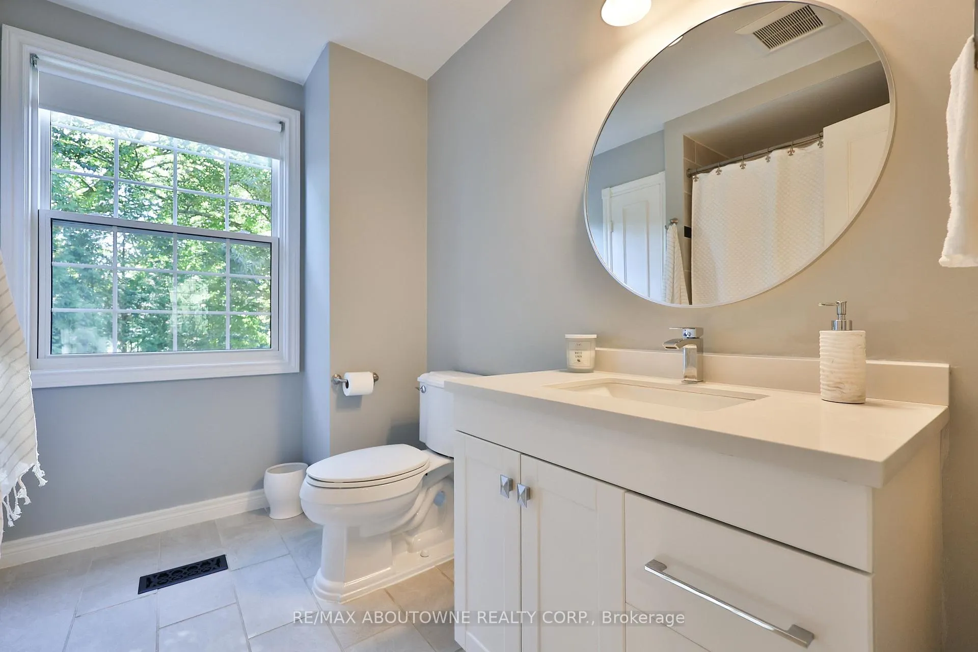 Photo 39 of 206 Rossmore Boulevard, Burlington, Roseland — HOMEH