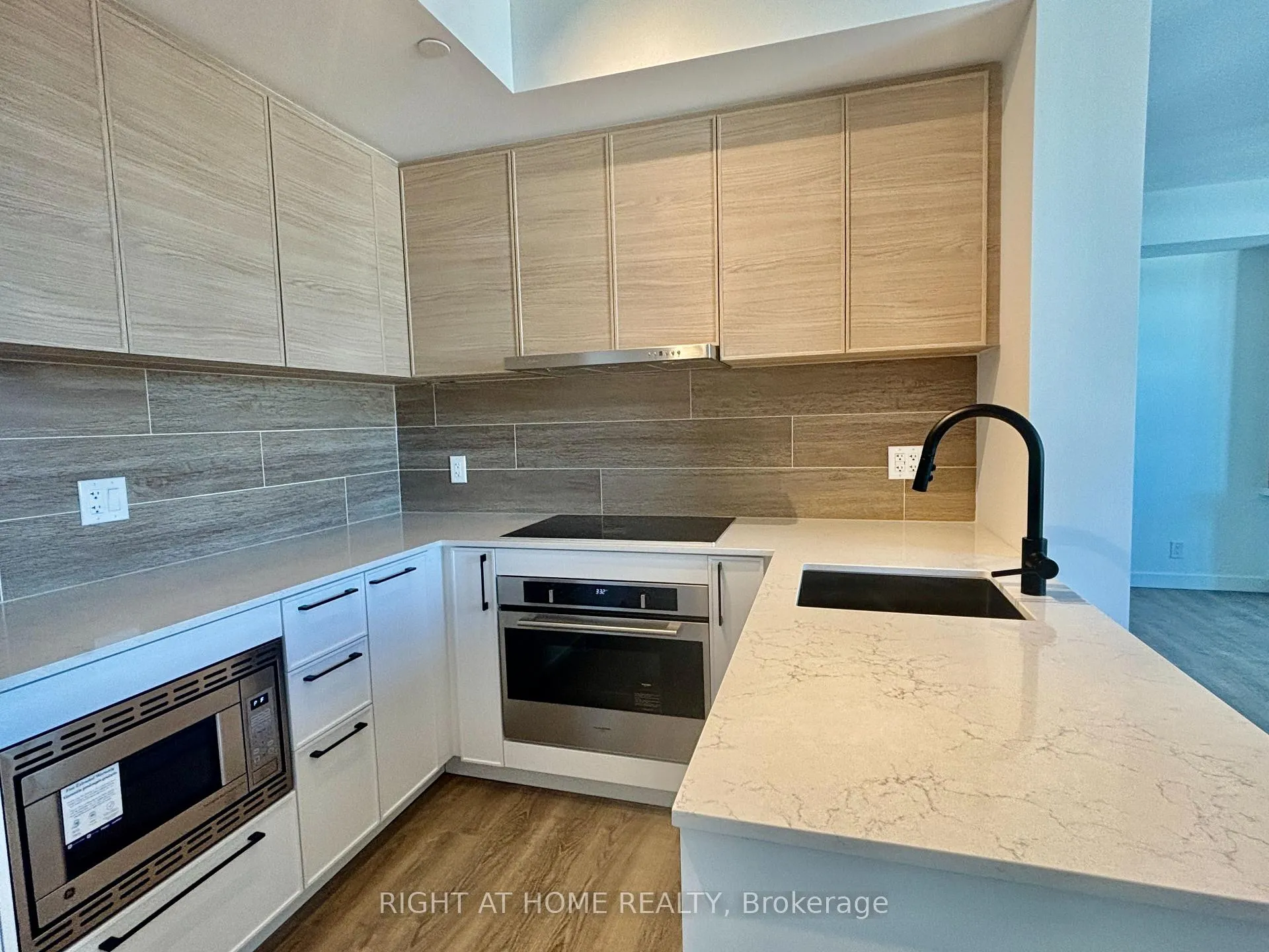 Photo 3 of Unit 903, 1050 Eastern Avenue, Toronto, The Beaches — HOMEH