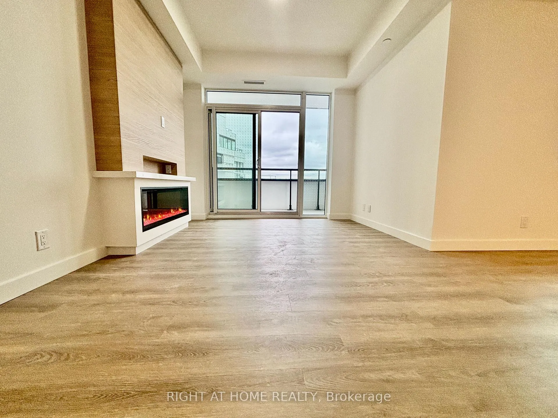 Photo 4 of Unit 903, 1050 Eastern Avenue, Toronto, The Beaches — HOMEH