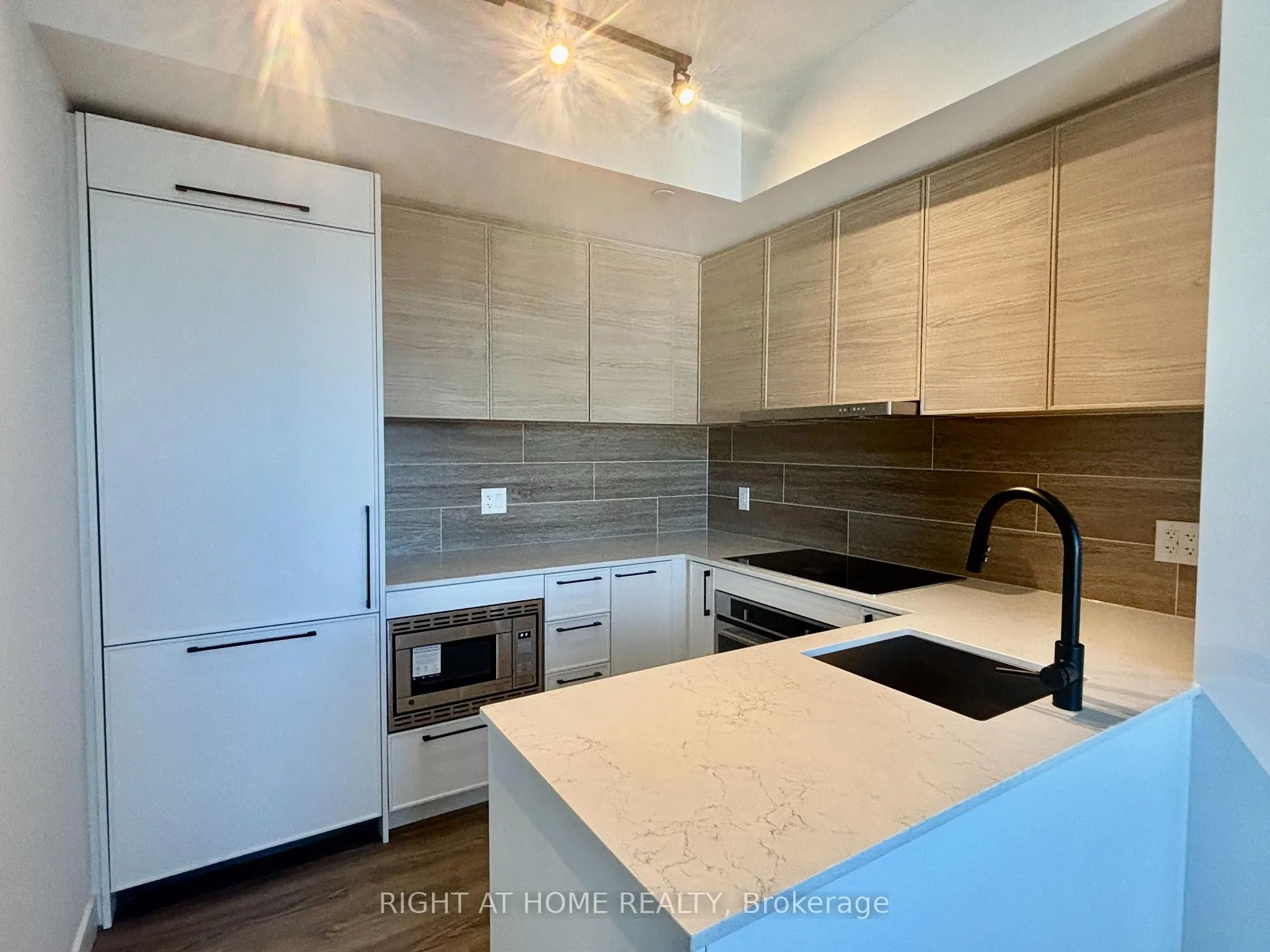 Photo 5 of Unit 903, 1050 Eastern Avenue, Toronto, The Beaches — HOMEH