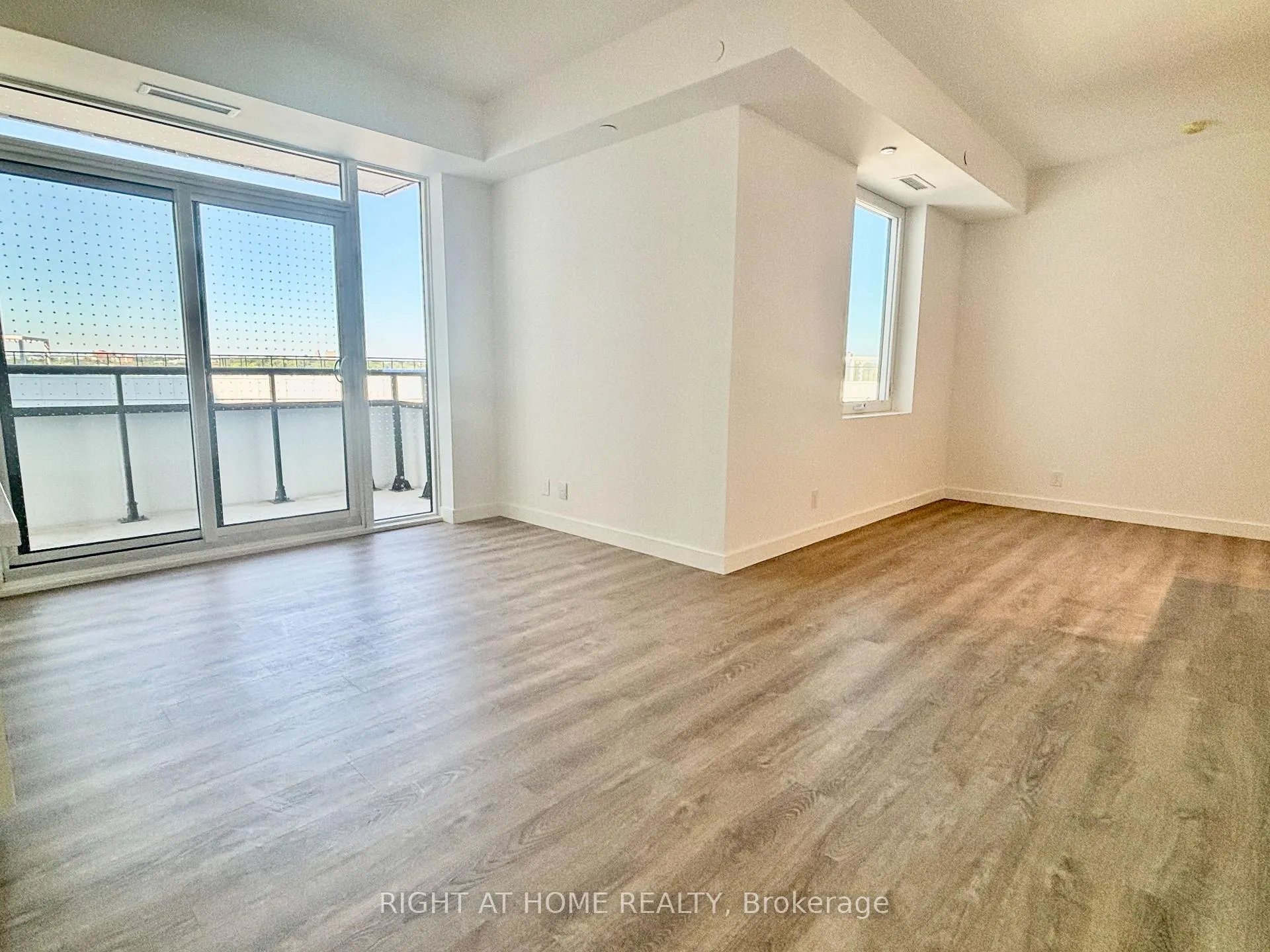 Photo 8 of Unit 903, 1050 Eastern Avenue, Toronto, The Beaches — HOMEH