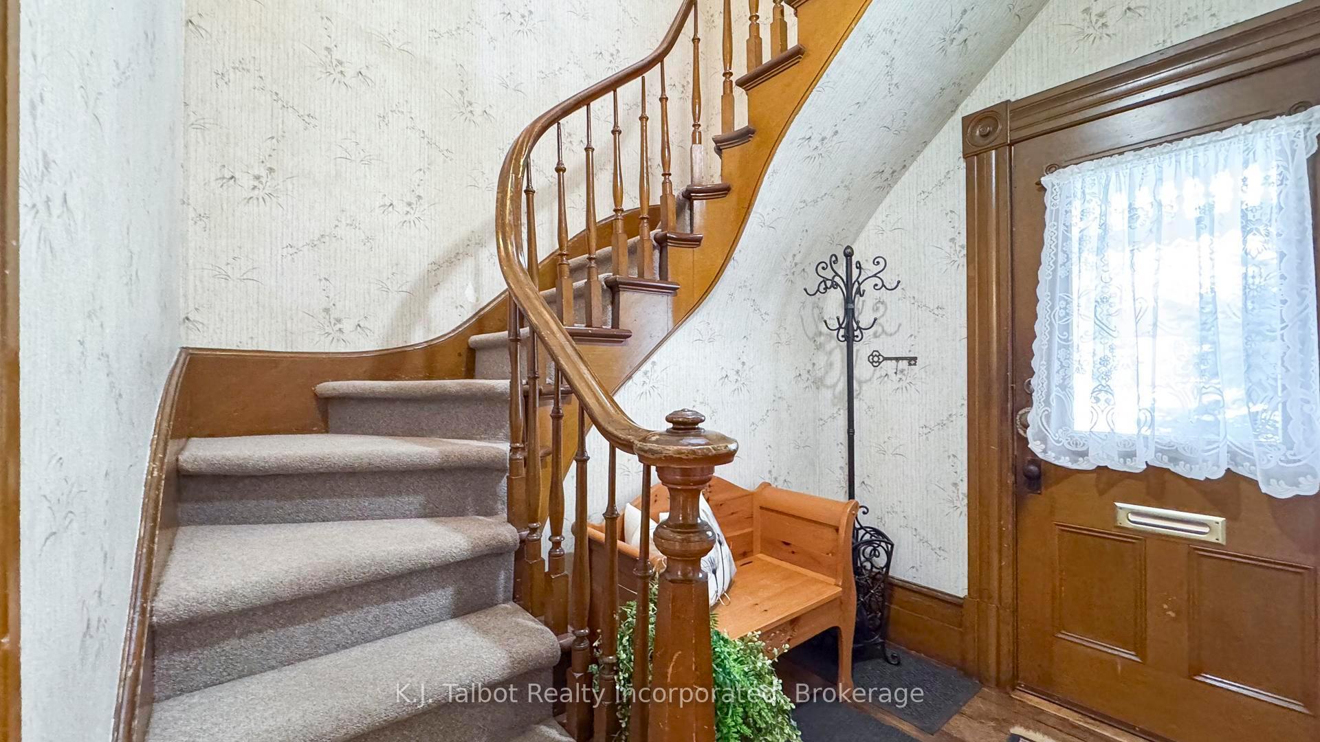 Photo 3 of 118 Anglesea Street, Goderich, Goderich (Town) — HOMEH