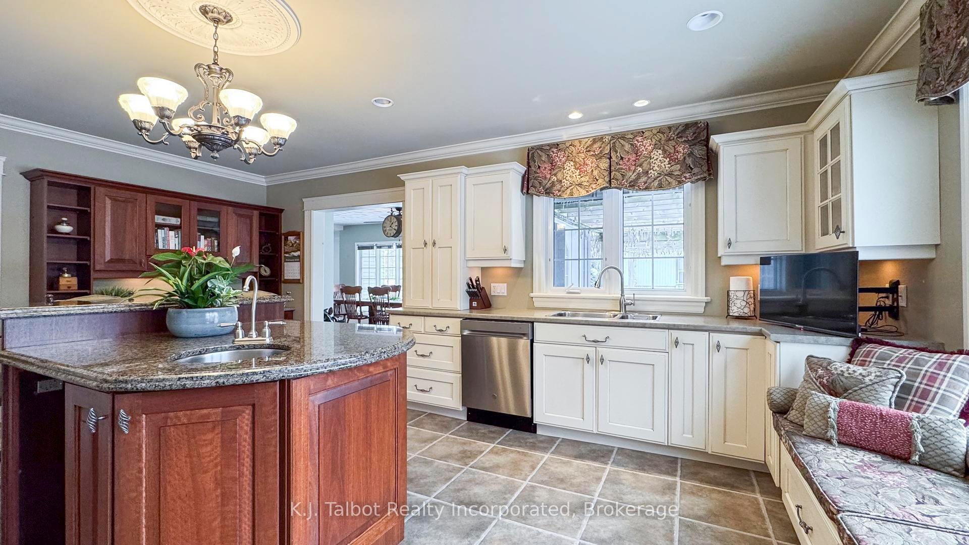 Photo 11 of 118 Anglesea Street, Goderich, Goderich (Town) — HOMEH