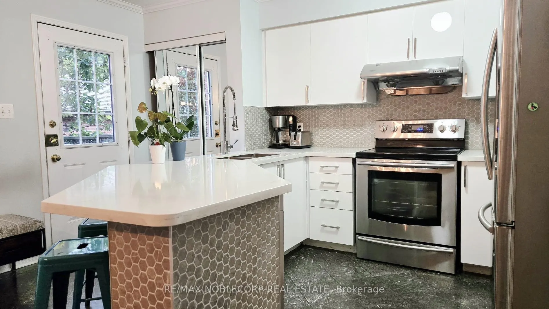 Photo 9 of Unit D, 17 Overlea Boulevard, Toronto, Thorncliffe Park — HOMEH