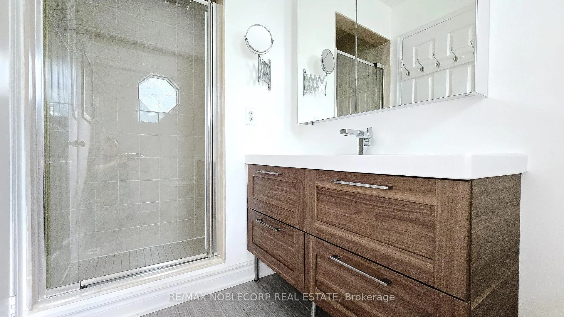 Photo 16 of Unit D, 17 Overlea Boulevard, Toronto, Thorncliffe Park — HOMEH