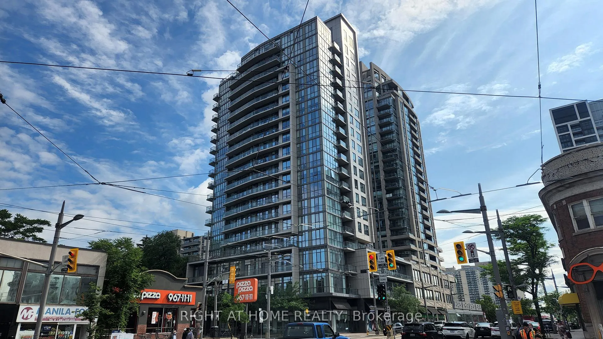 Front of Unit 1309, 530 st clair Avenue W