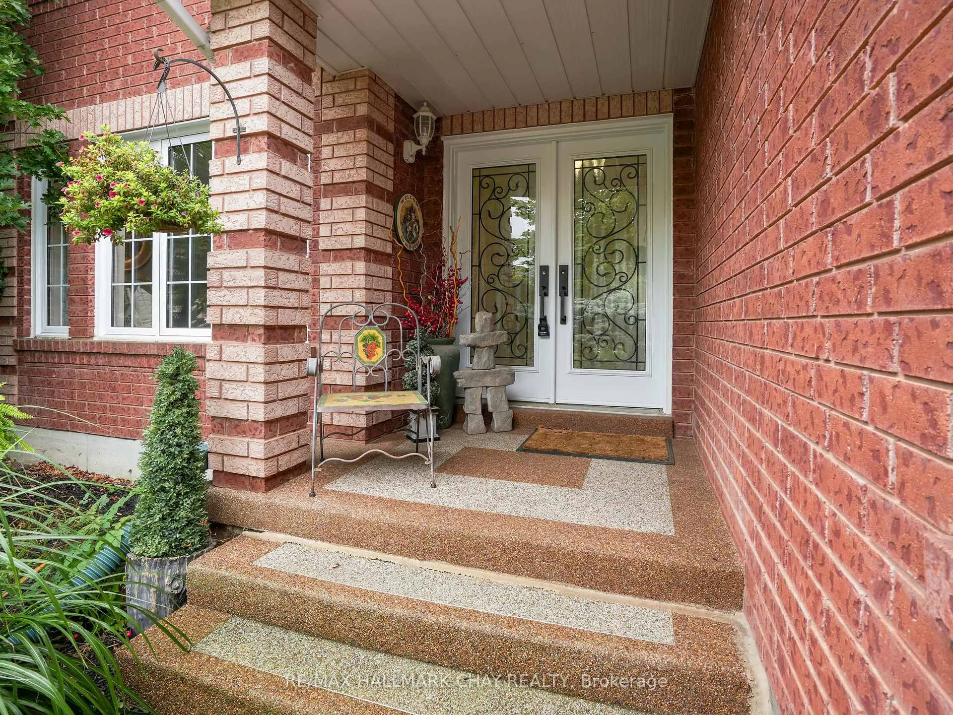 Photo 4 of 19 Darling Crescent, New Tecumseth, Alliston — HOMEH