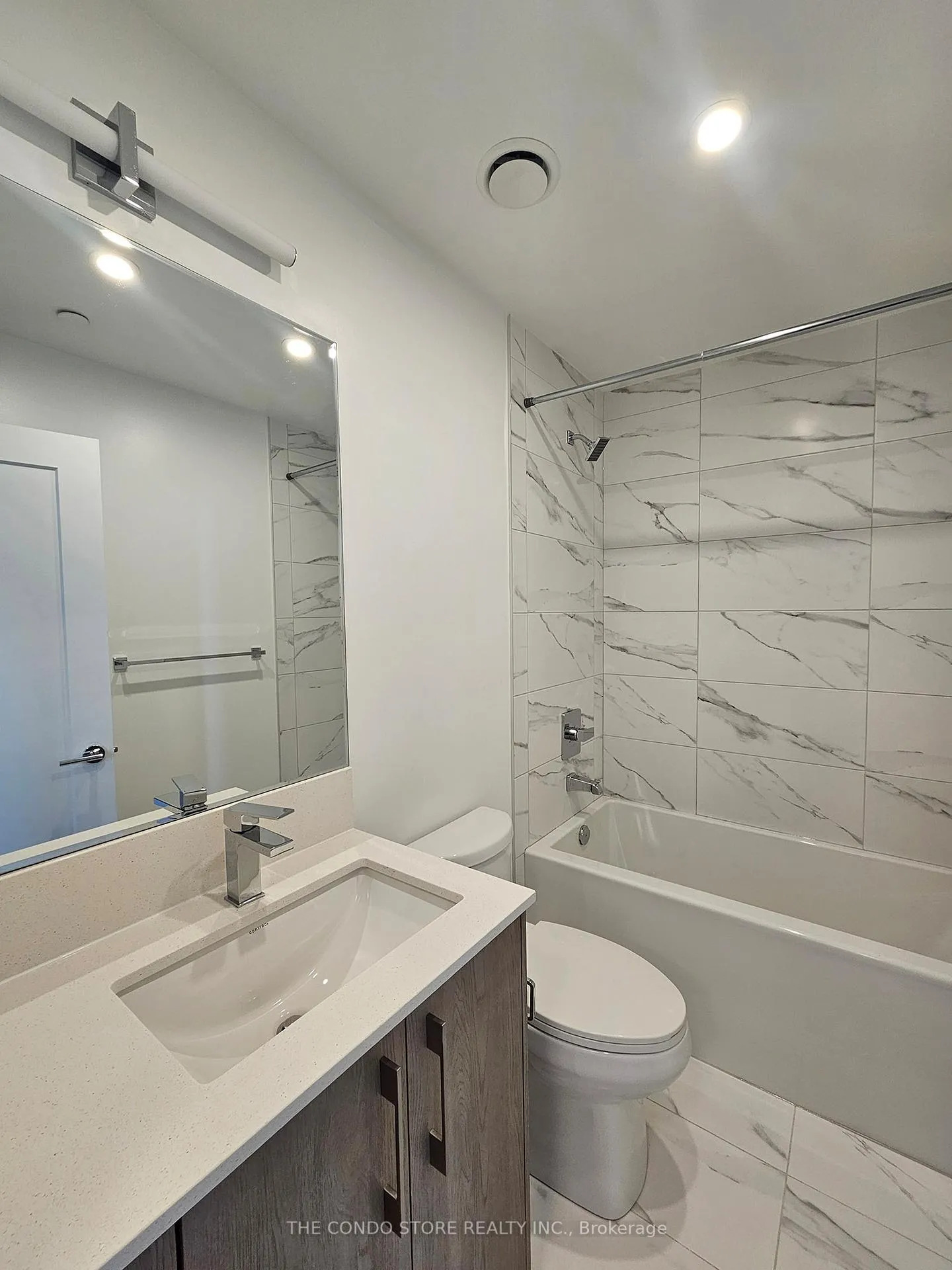 Photo 4 of Unit 803, 8 Manor Road W, Toronto, Yonge-Eglinton — HOMEH