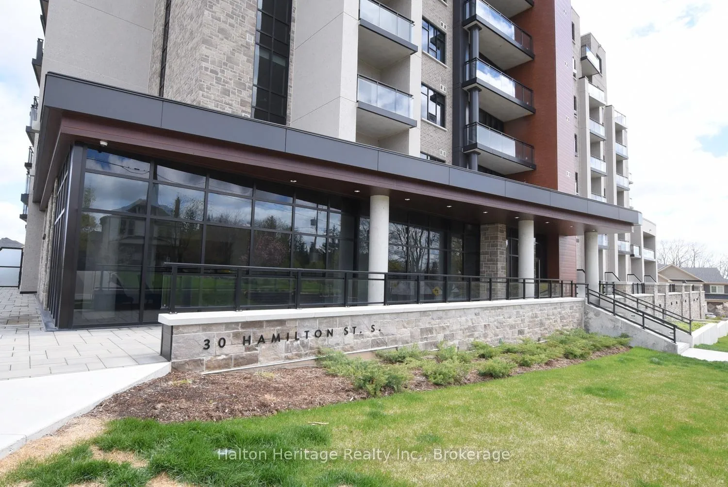 Photo 2 of Unit 708, 30 Hamilton Street S, Hamilton, Waterdown — HOMEH