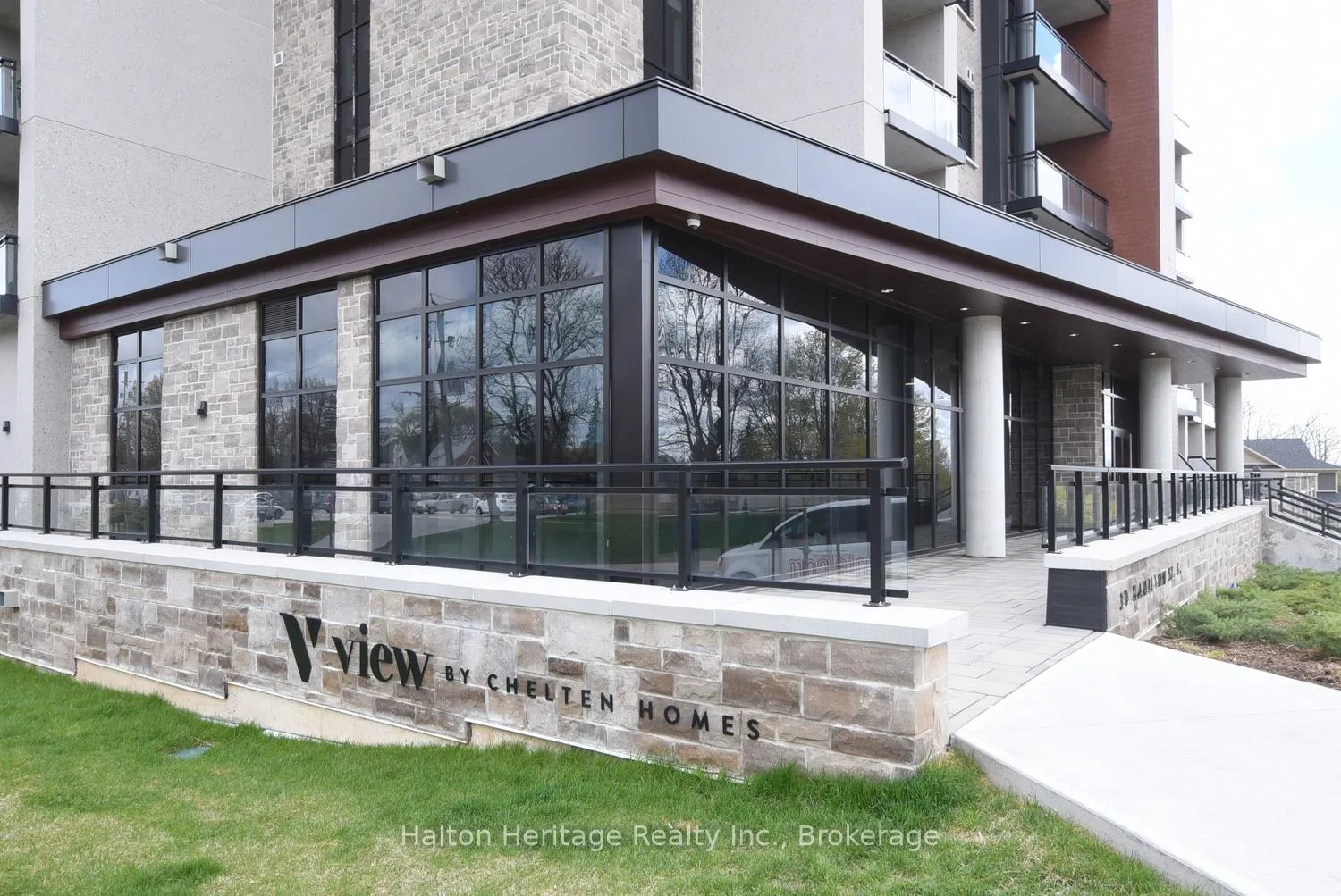Photo 3 of Unit 708, 30 Hamilton Street S, Hamilton, Waterdown — HOMEH