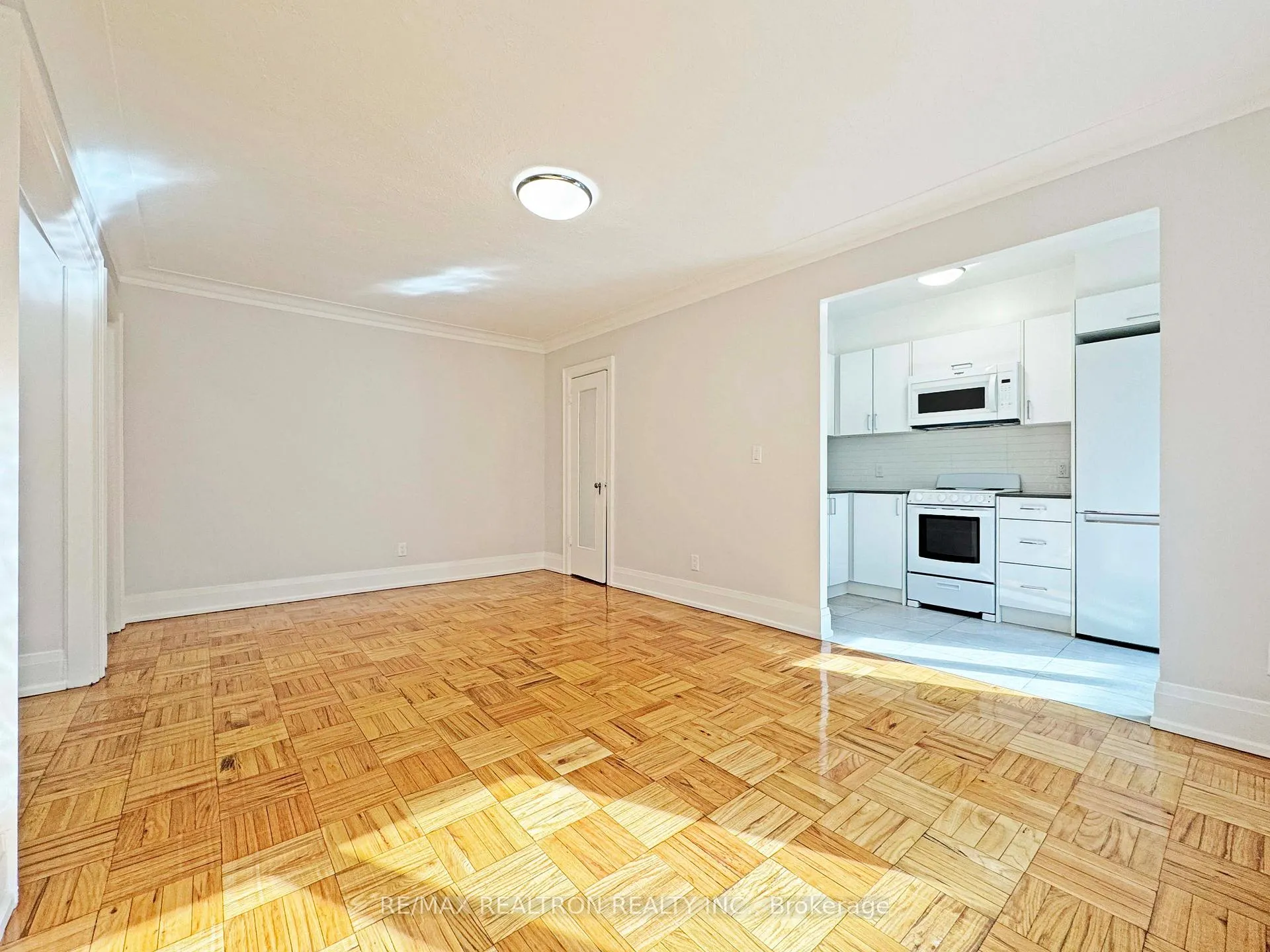 Photo 4 of Unit 525, 398 Avenue Road, Toronto, Casa Loma — HOMEH