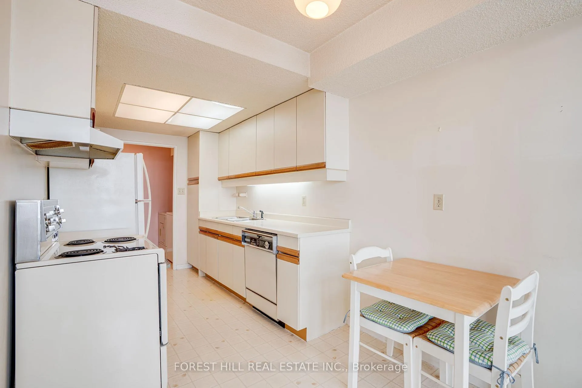 Photo 15 of Unit 904, 3000 Bathurst Street, Toronto, Englemount-Lawrence — HOMEH