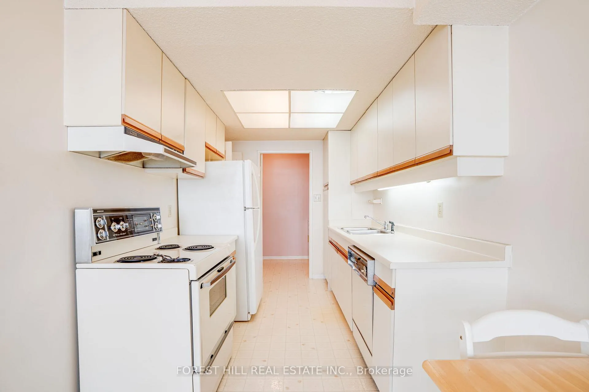 Photo 16 of Unit 904, 3000 Bathurst Street, Toronto, Englemount-Lawrence — HOMEH