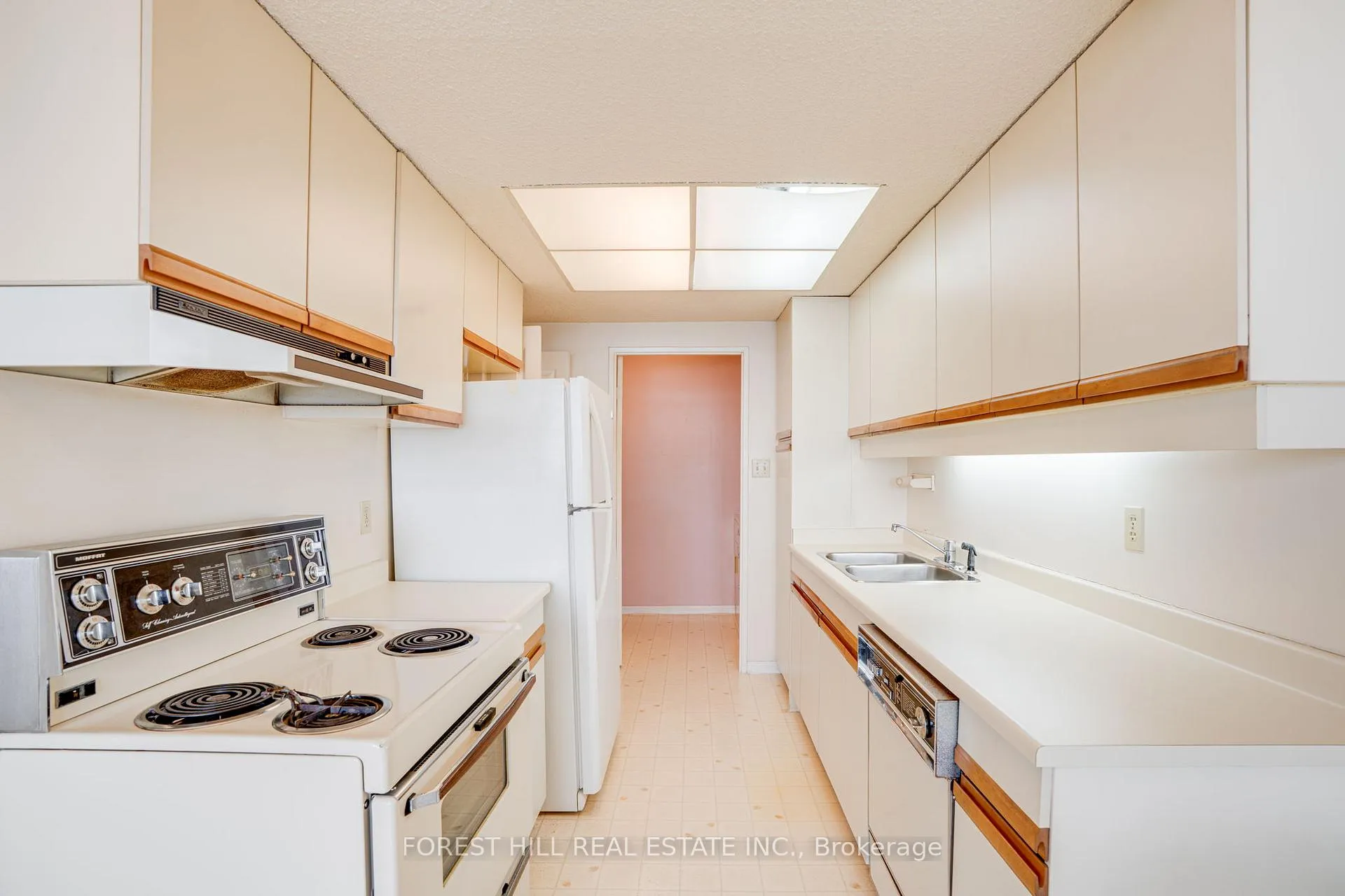Photo 17 of Unit 904, 3000 Bathurst Street, Toronto, Englemount-Lawrence — HOMEH