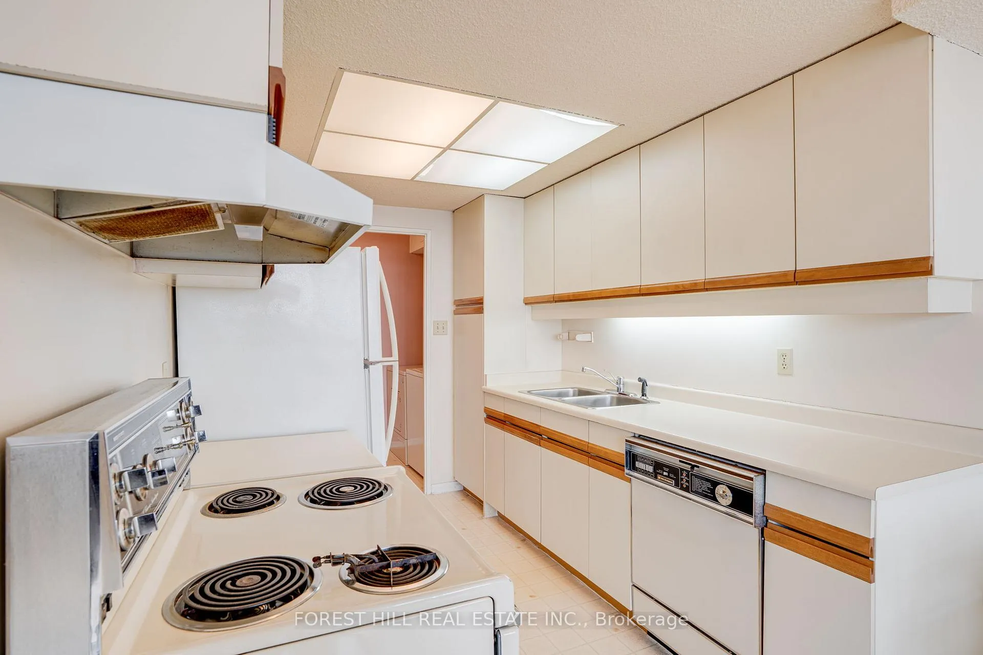 Photo 19 of Unit 904, 3000 Bathurst Street, Toronto, Englemount-Lawrence — HOMEH