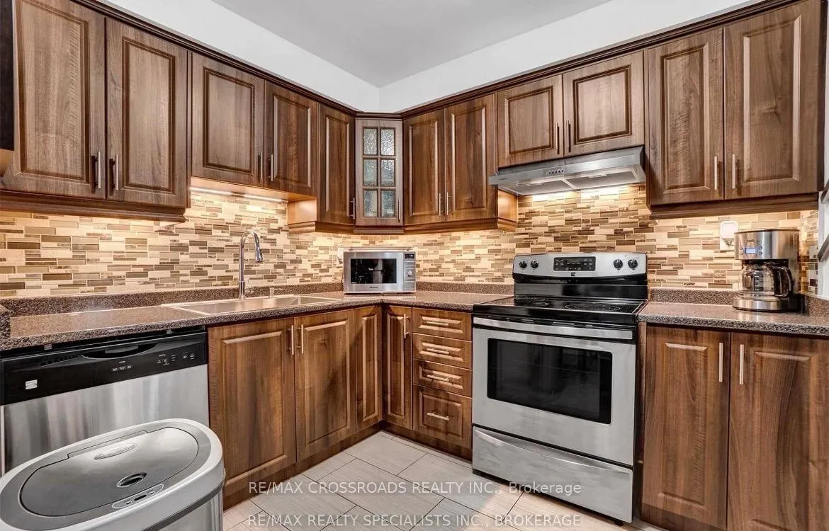 Photo 8 of Unit 90, 90 Foster Crescent, Brampton, Brampton North — HOMEH