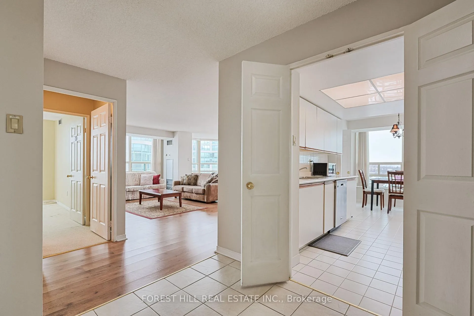 Photo 5 of Unit 904, 7805 Bayview Avenue, Markham, Aileen-Willowbrook — HOMEH