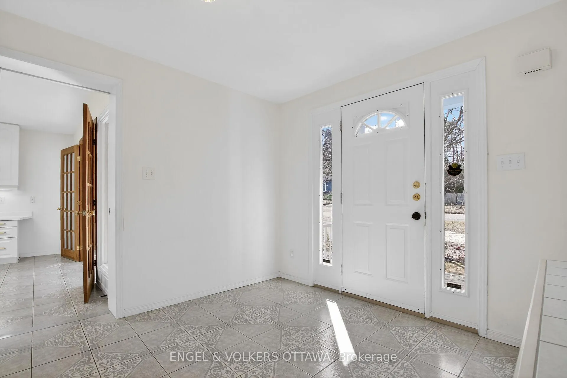 Photo 5 of 193 Cunningham Avenue N, Ottawa, Applewood Acres — HOMEH